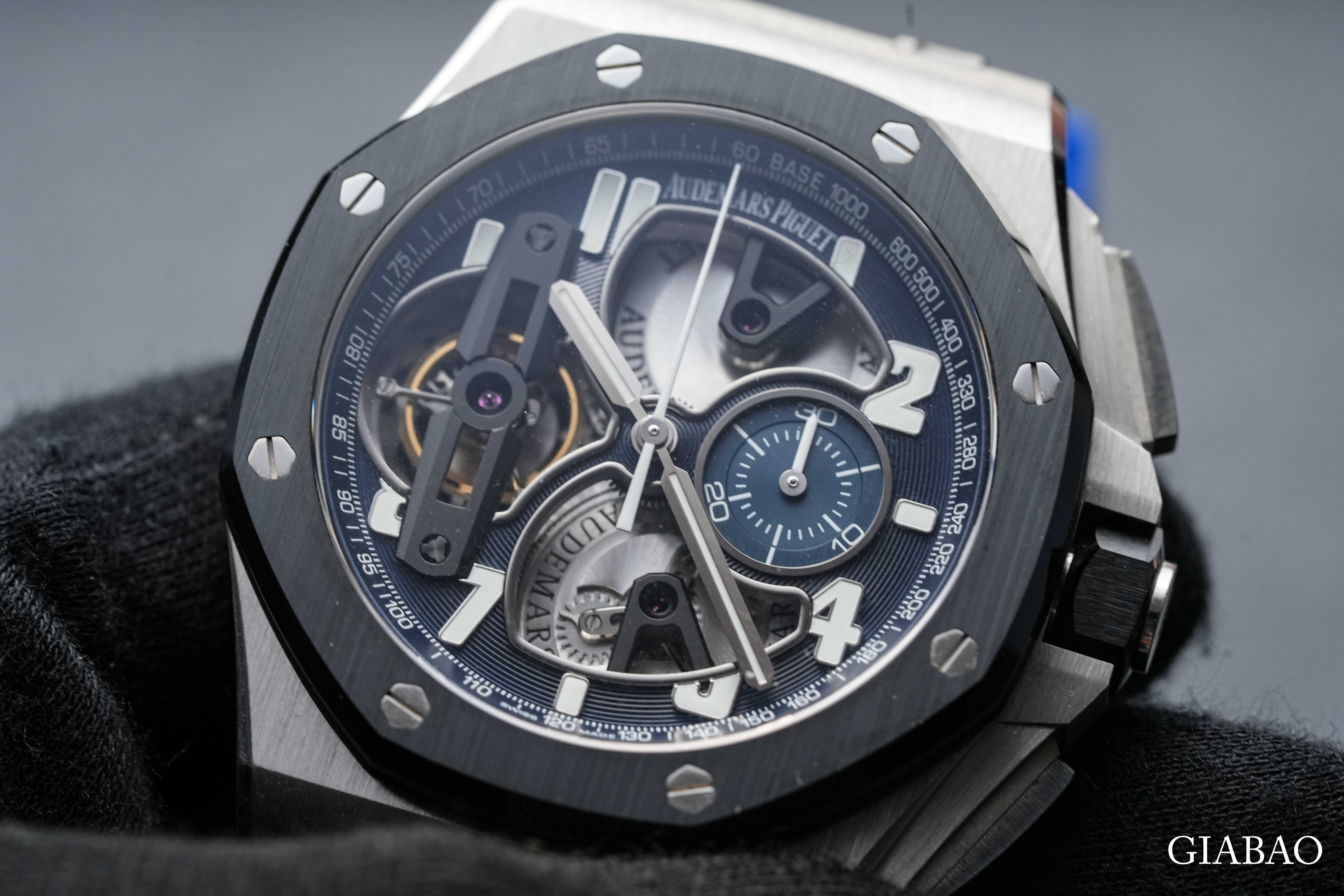 Cận cảnh đồng hồ Audemars Piguet Royal Oak Offshore Tourbillon Chronograph 26388 bạch kim