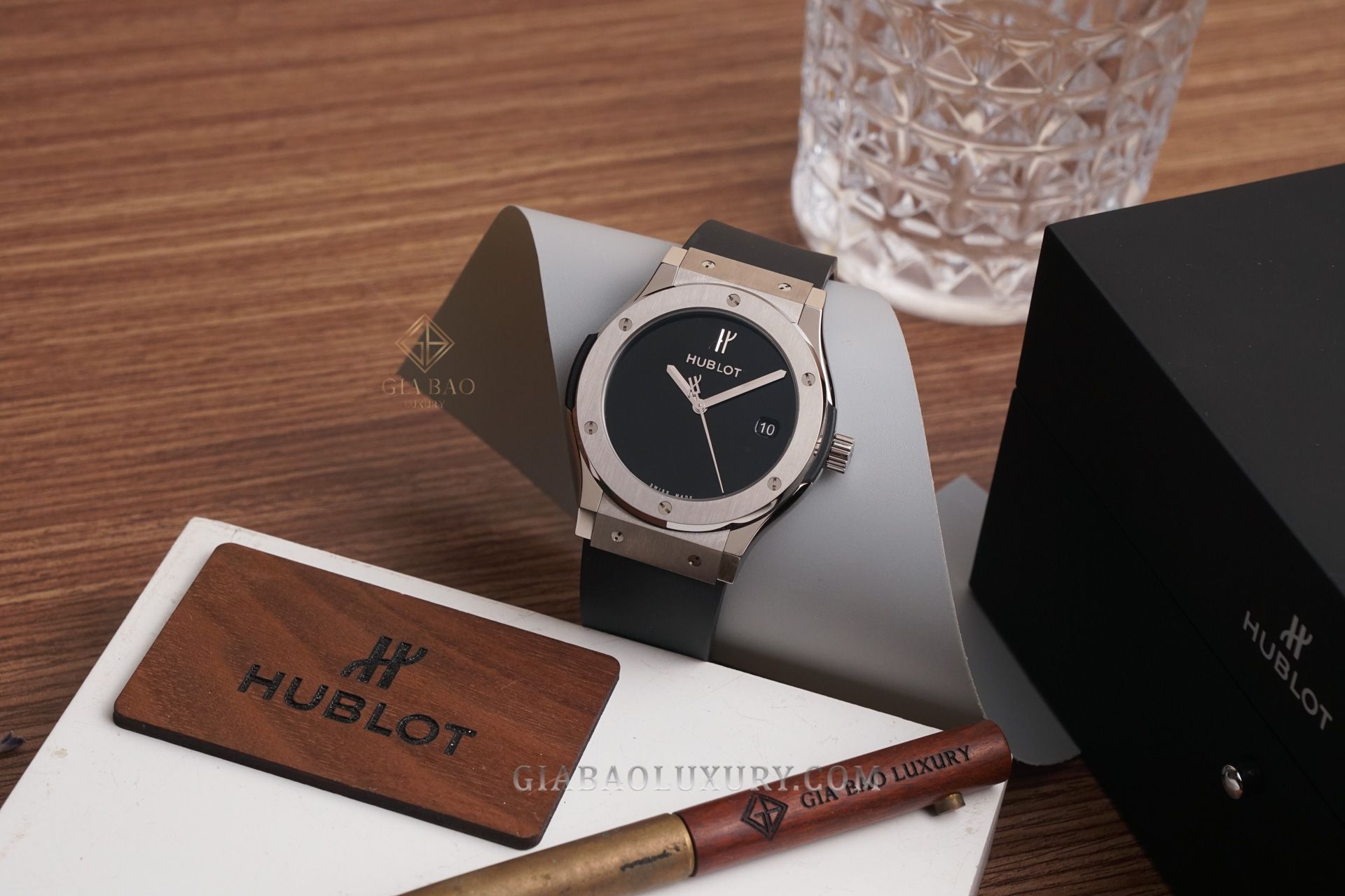 Review đồng hồ Hublot Classic Fusion 40 Years Anniversary titan