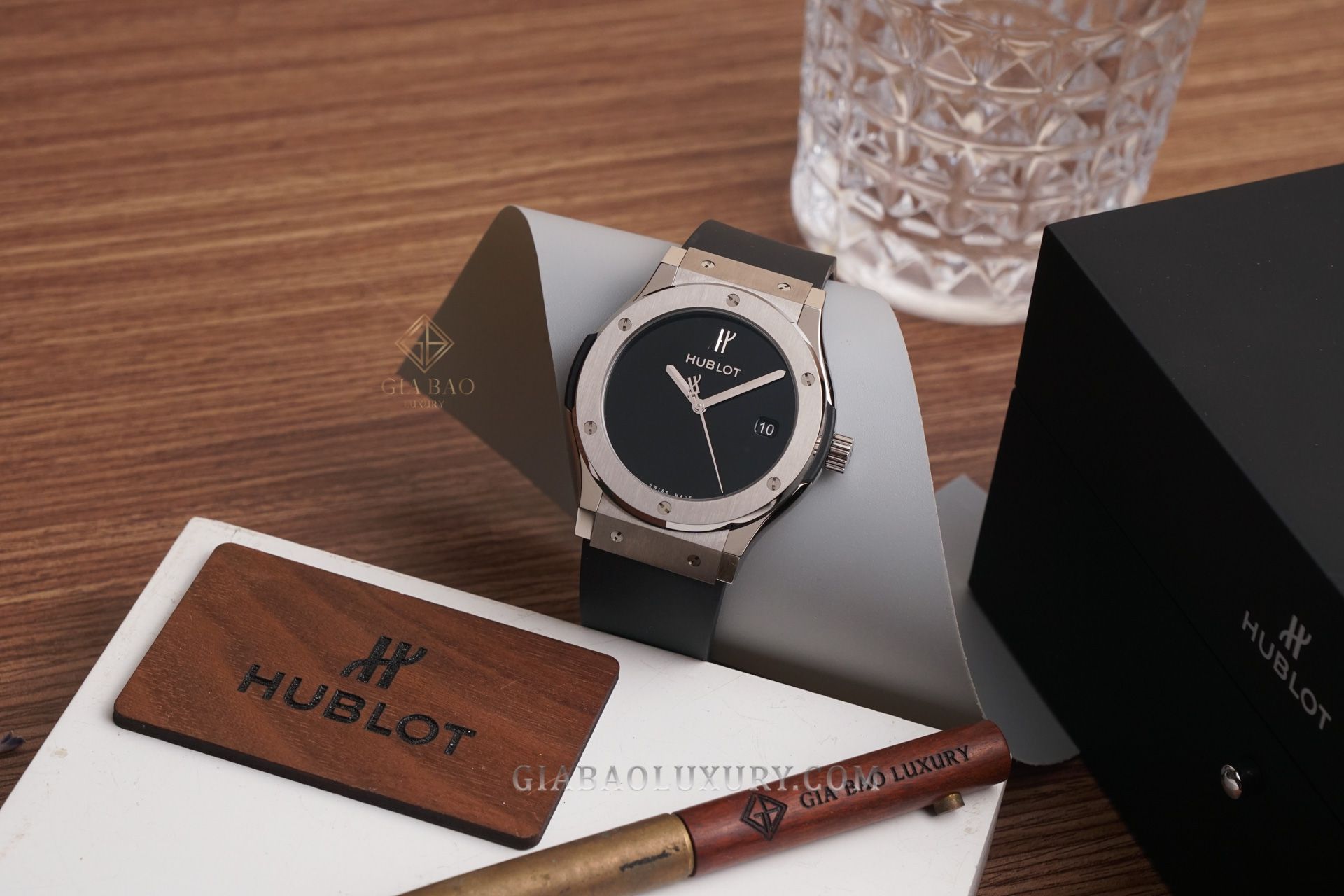 Review ng h Hublot Classic Fusion 40 Years Anniversary titan