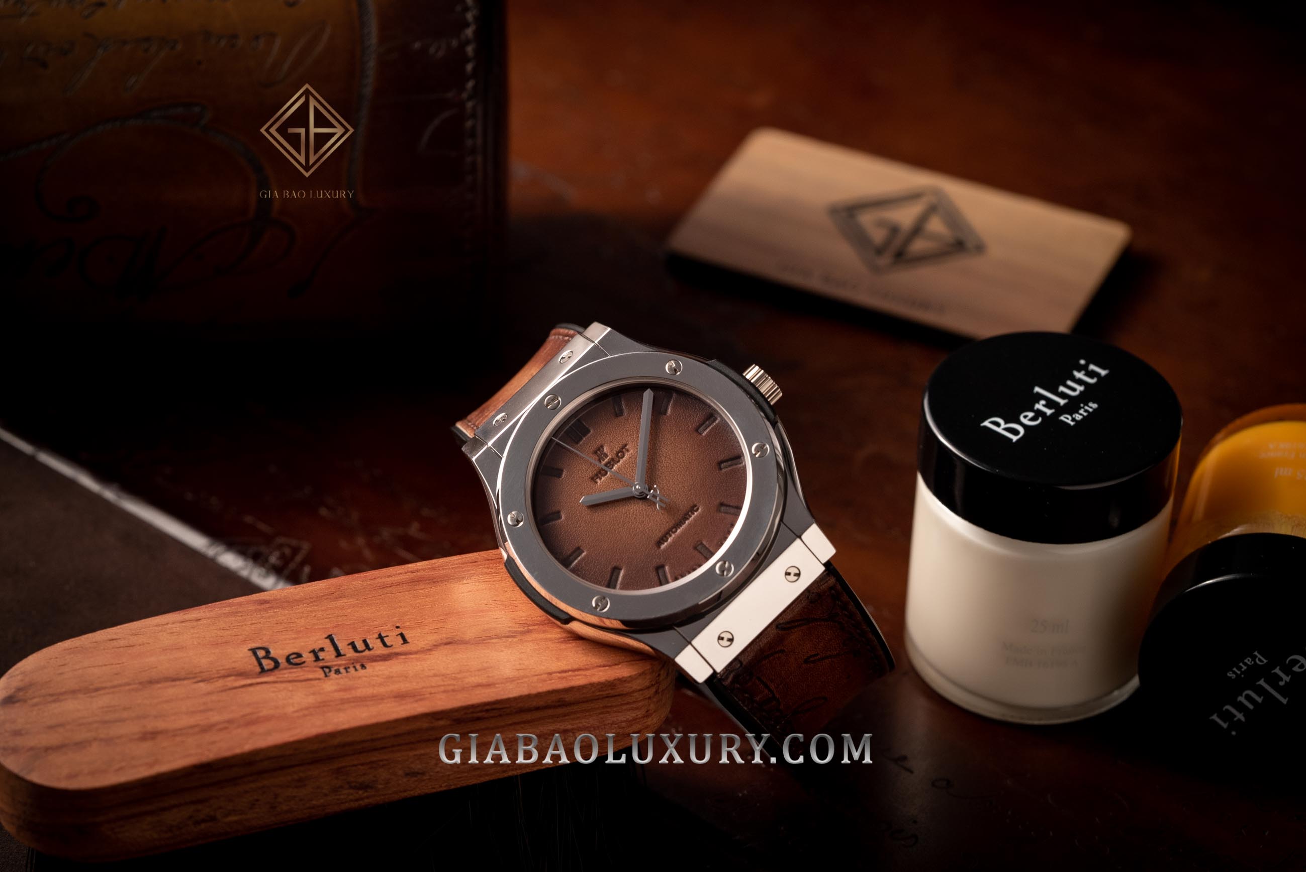 Review đồng hồ Hublot Classic Fusion Berluti Scritto: Một nét nâu trầm cổ điển