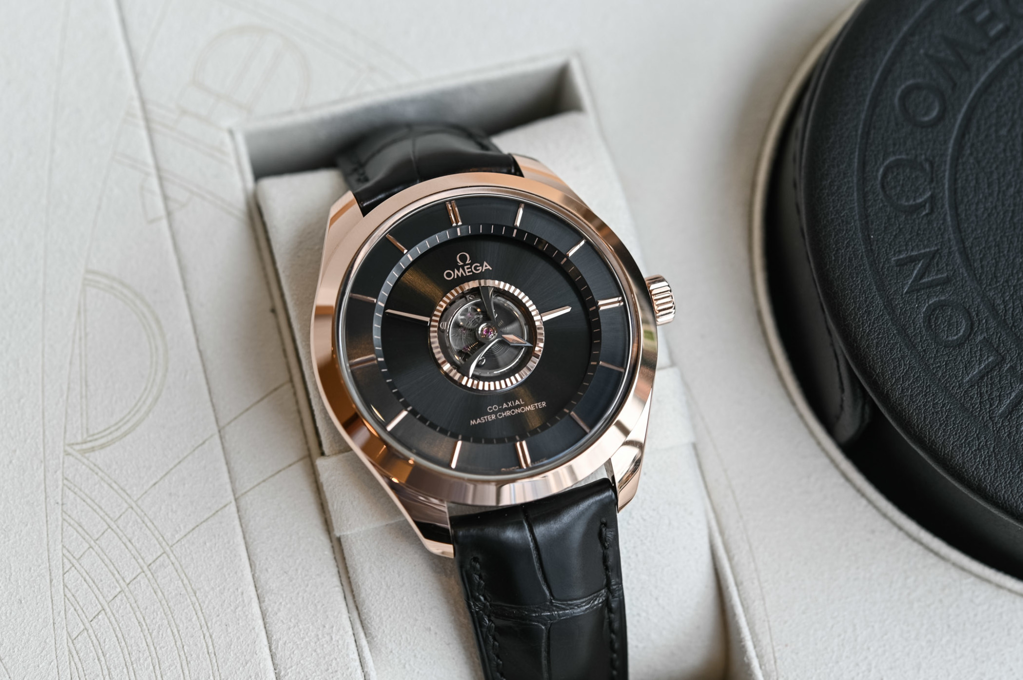 Thiết kế sáng tạo mới ra: Omega De Ville Tourbillon Master Chronometer