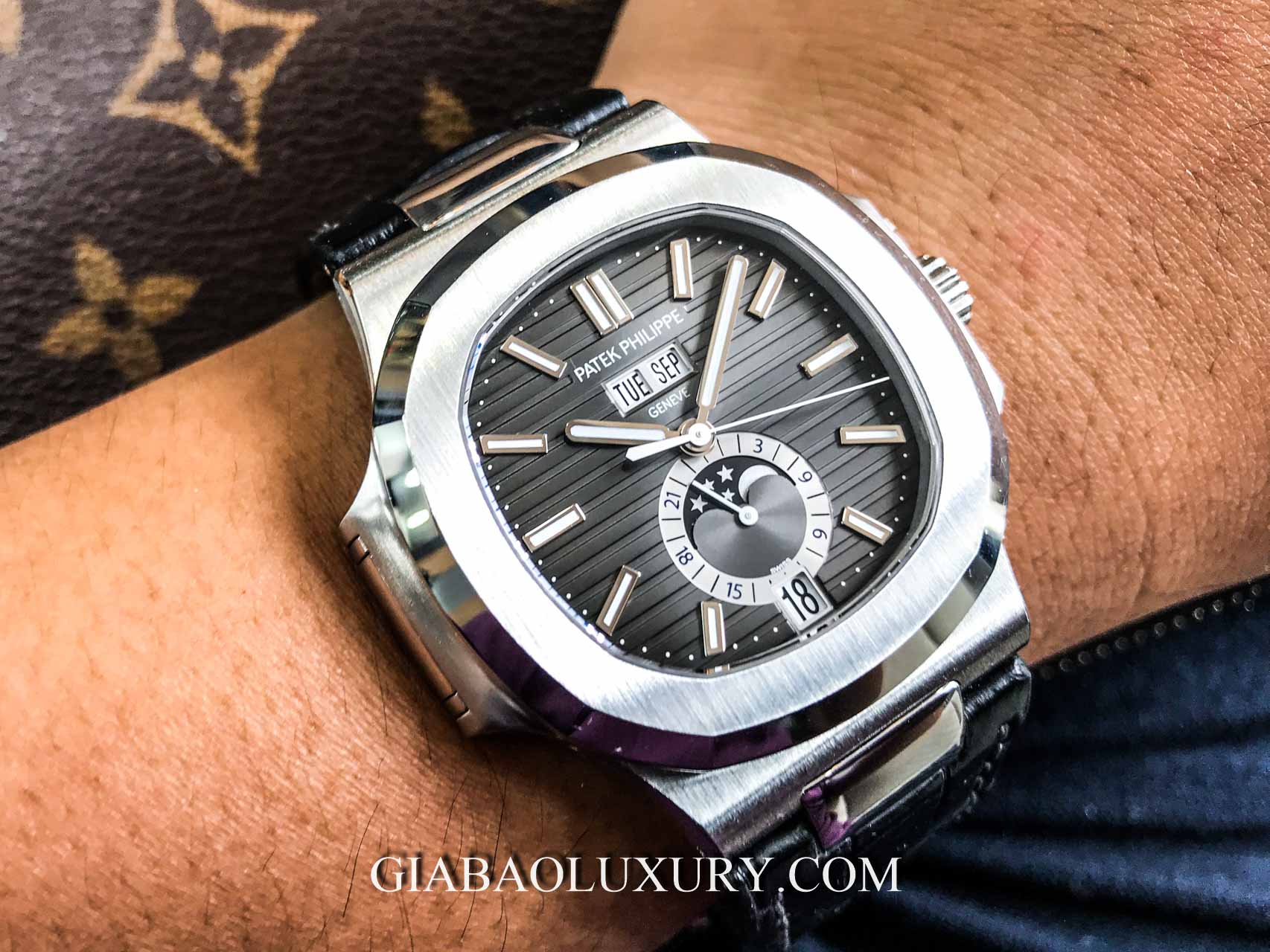 Review đồng hồ Patek Philippe Nautilus 5726A