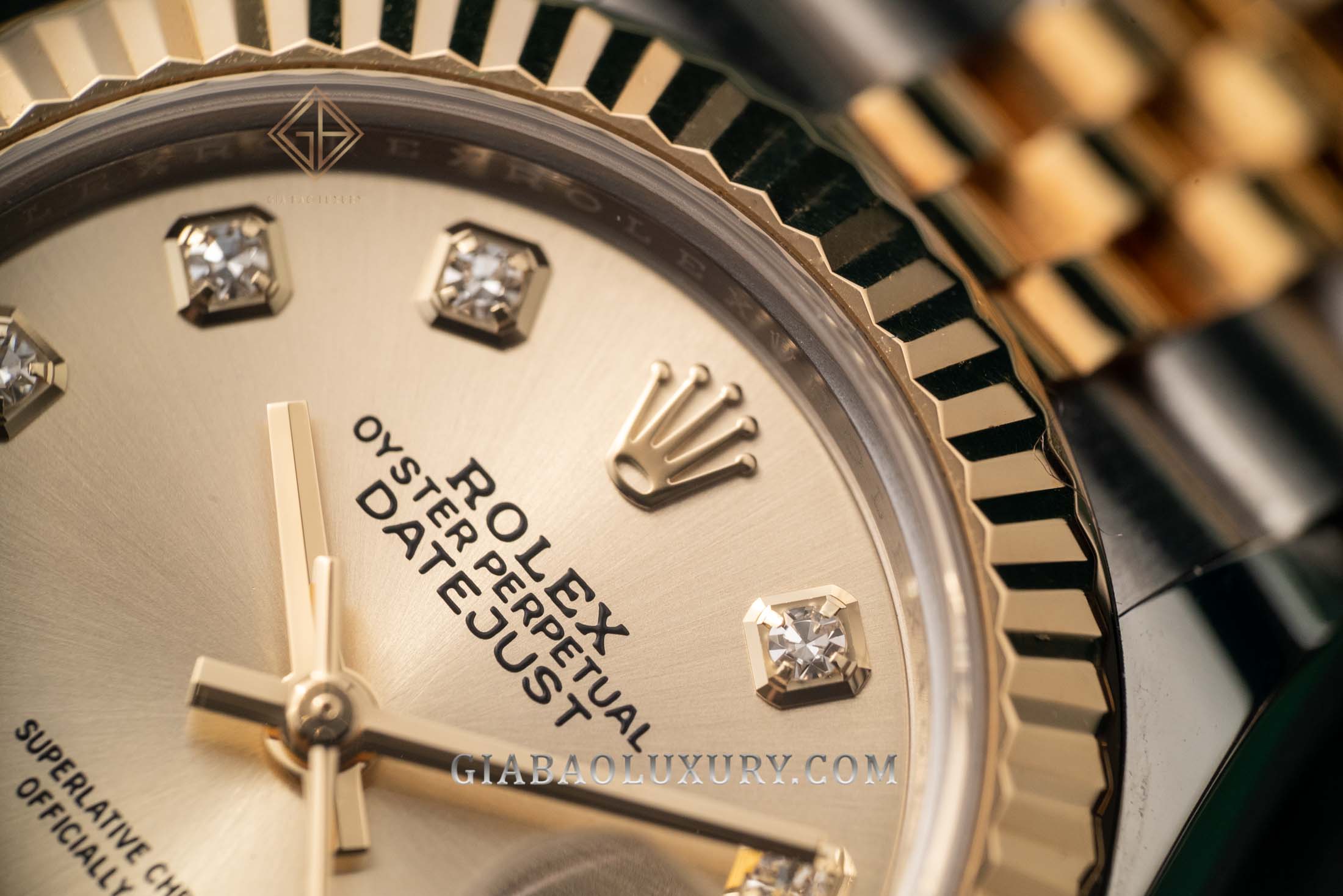 Rolex sử dụng loại kim cương nào để chế tạo đồng hồ?
