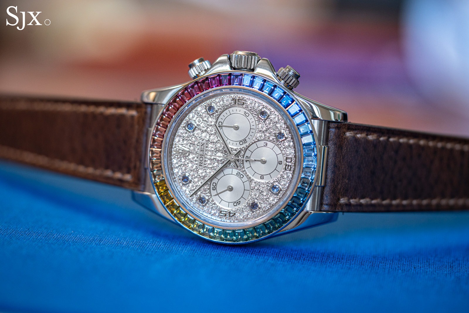 Cận Cảnh: Rolex Daytona “Rainbow” 16599SAAEC Chiếc Daytona “Rainbow” đầu tiên – tác phẩm độc đáo với bộ máy Zenith và sự rực rỡ của đá sapphire