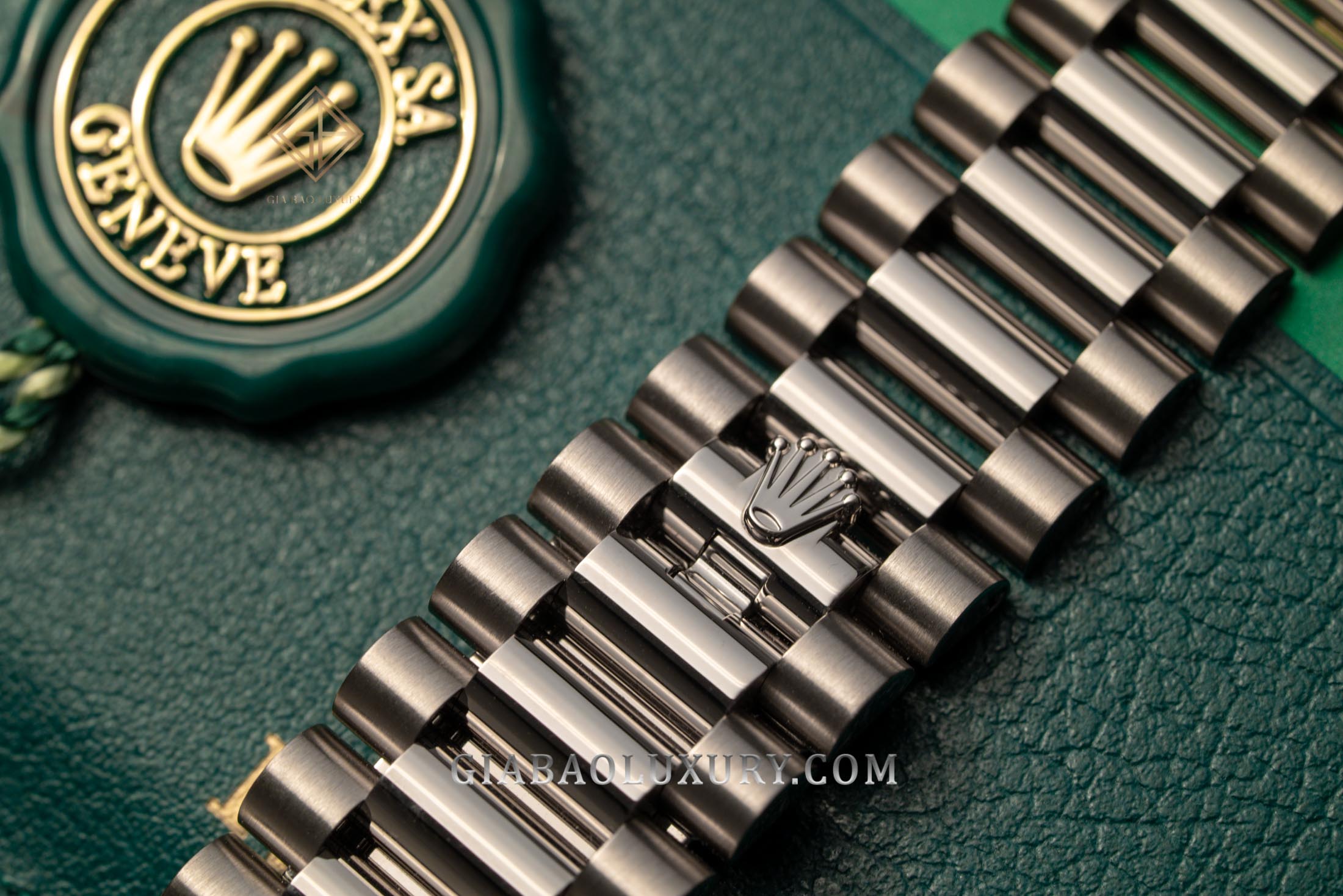 Đồng hồ Rolex Day-Date 228239 Mặt số Rhodium kẻ sọc