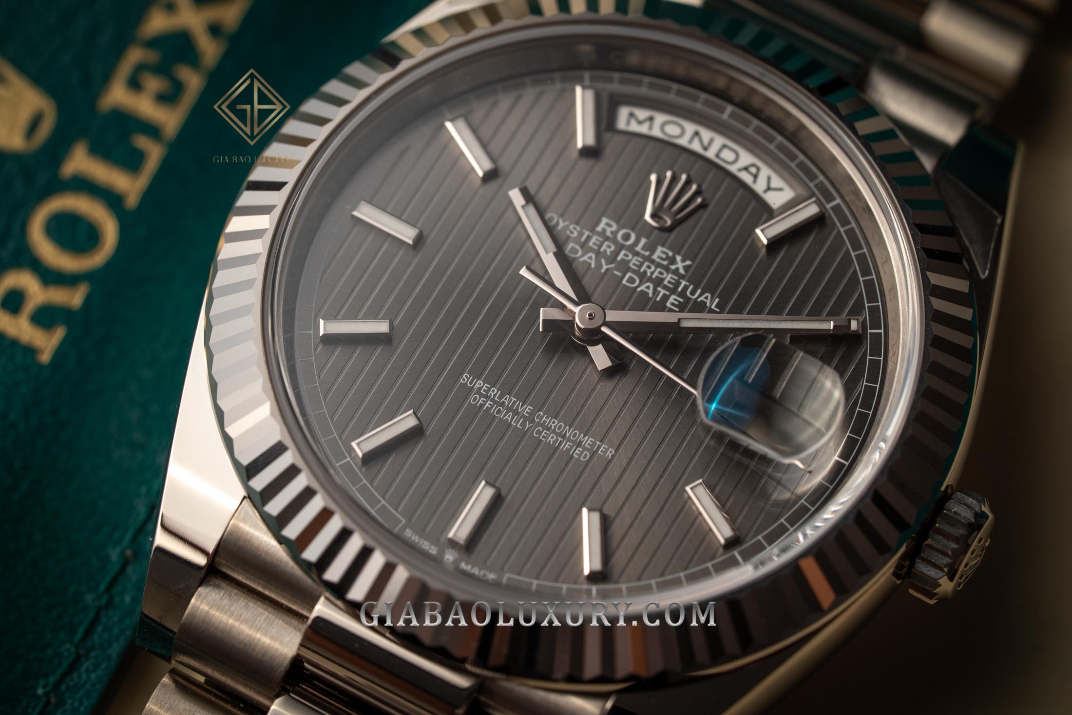 Đồng hồ Rolex Day-Date 228239 Mặt số Rhodium kẻ sọc