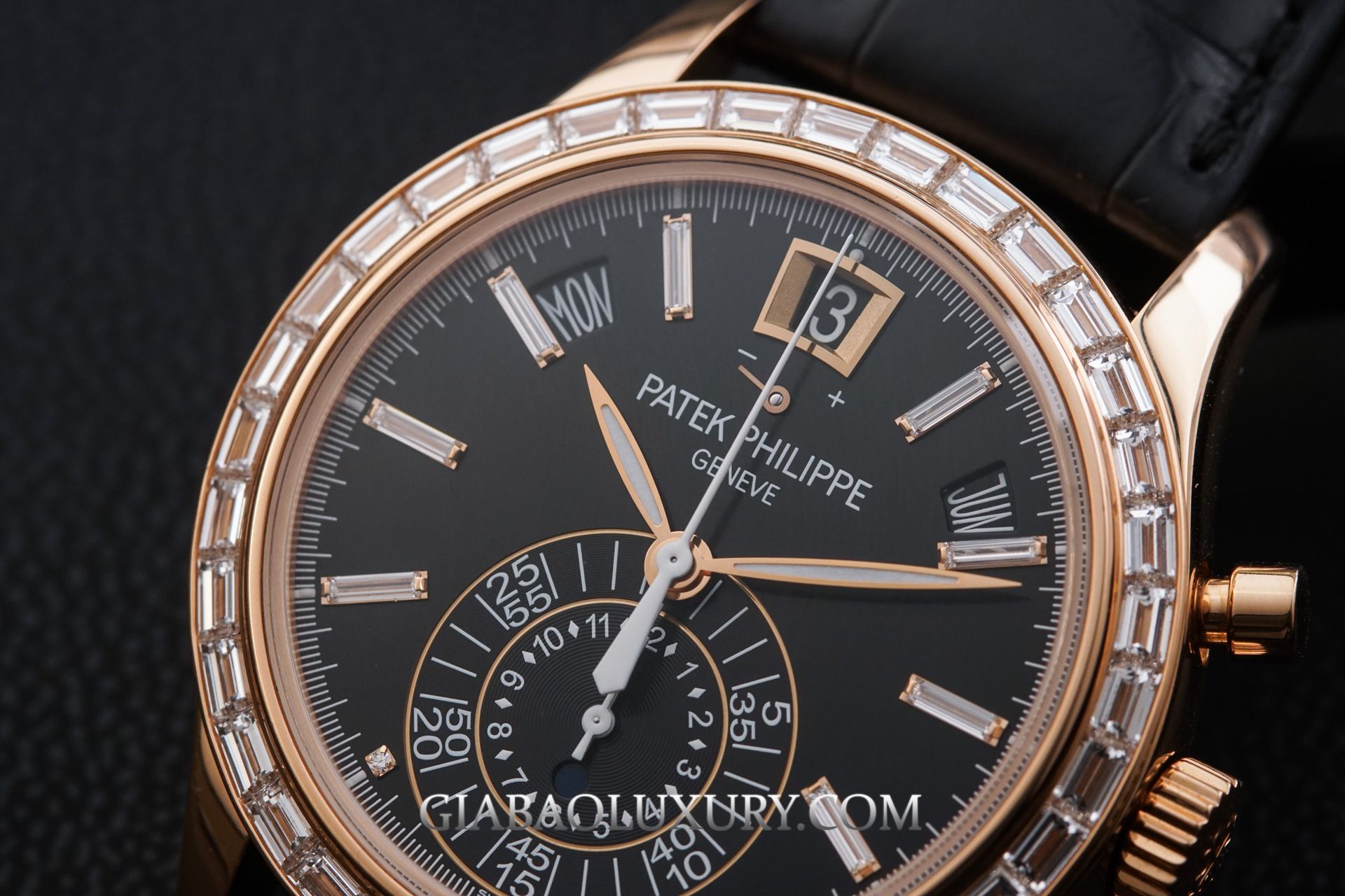 So sánh 2 mẫu đồng hồ Patek Philippe Complications 5960/01G và 5961R