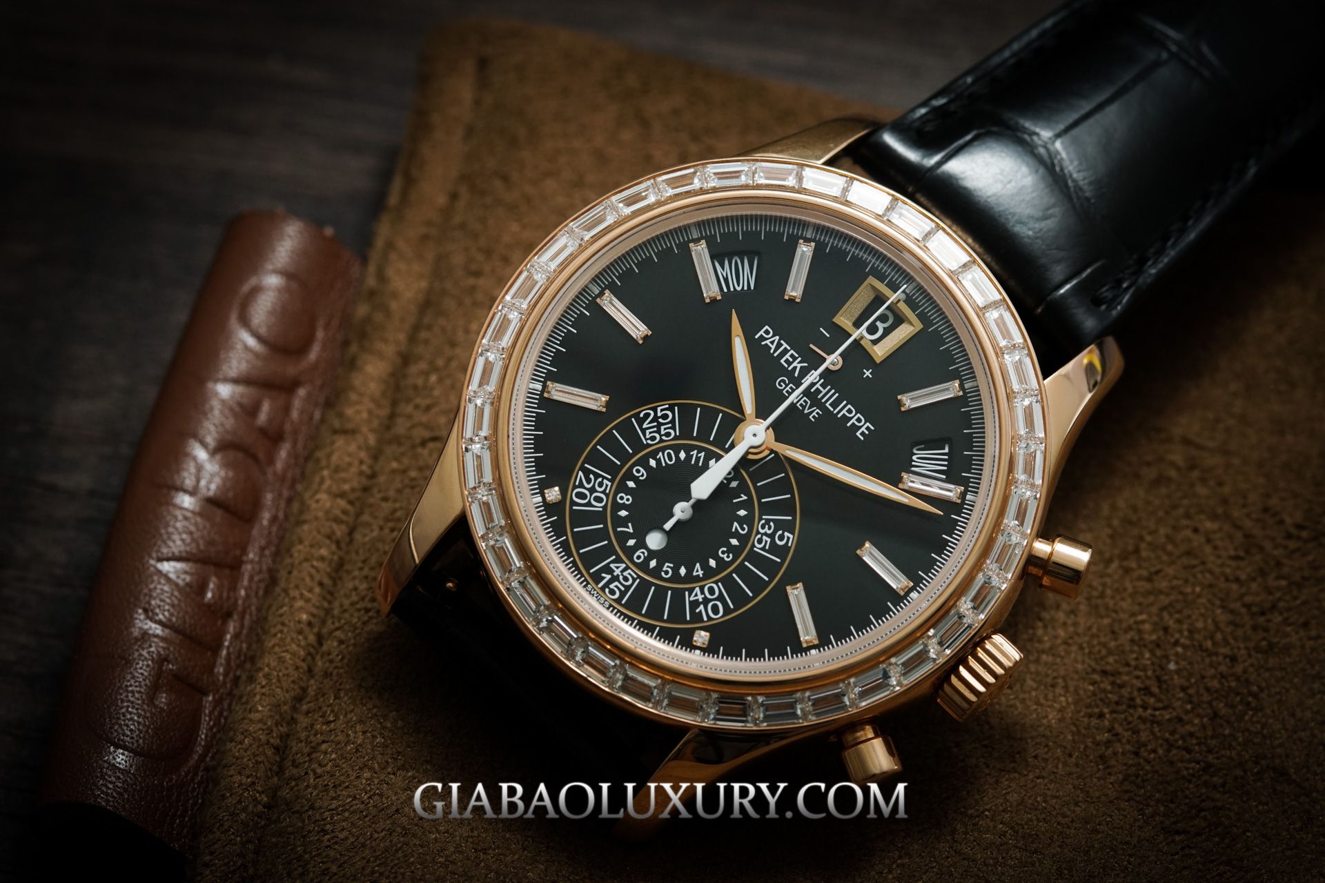 So sánh 2 mẫu đồng hồ Patek Philippe Complications 5960/01G và 5961R