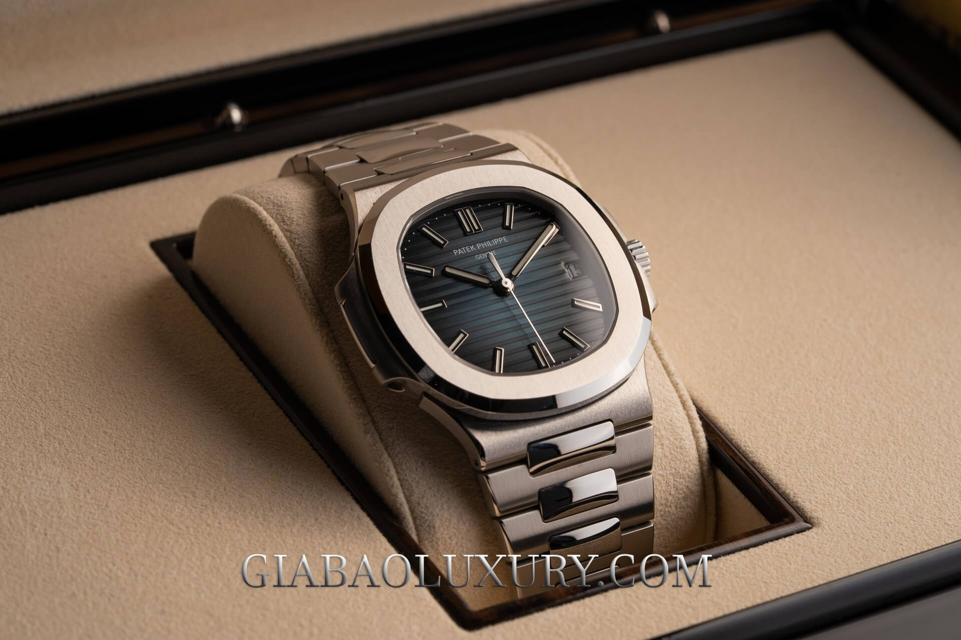 Đồng Hồ Patek Philippe Nautilus 5711/1A-010