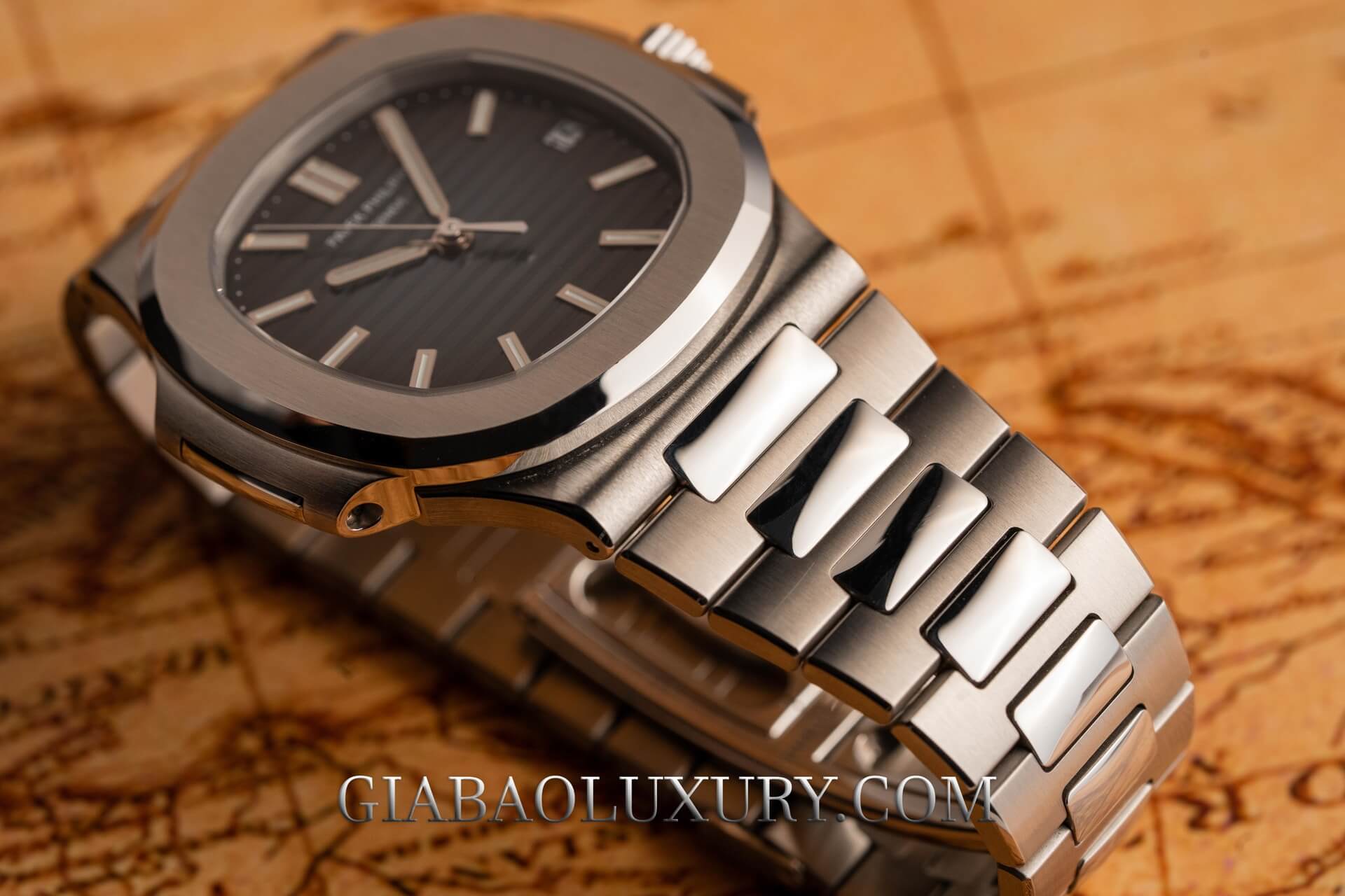 Đồng Hồ Patek Philippe Nautilus 5711/1A-010