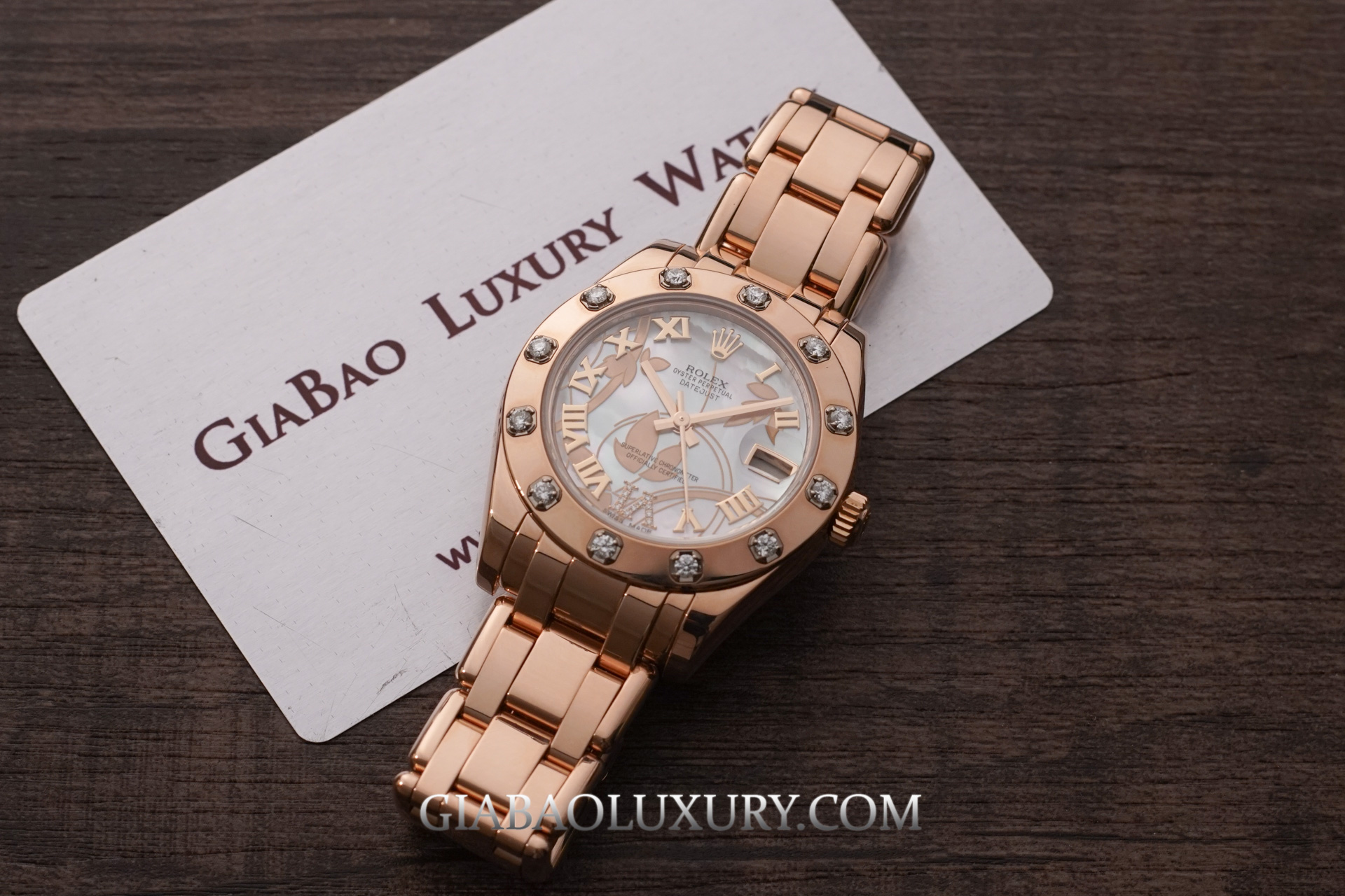 Đồng Hồ Rolex Pearlmaster 81315 Mặt Số Vỏ Trai Trắng Họa Tiết Hoa