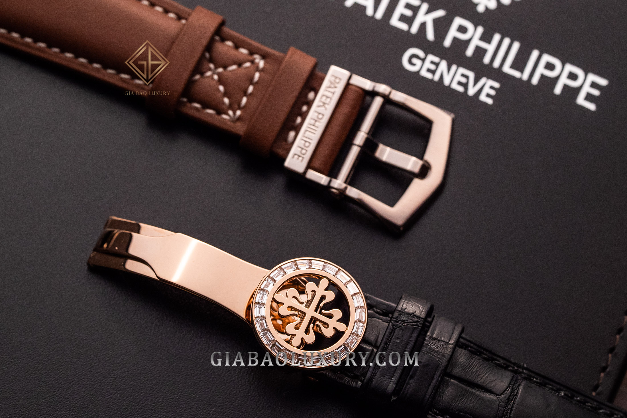 So sánh 2 mẫu đồng hồ Patek Philippe Complications 5960/01G và 5961R