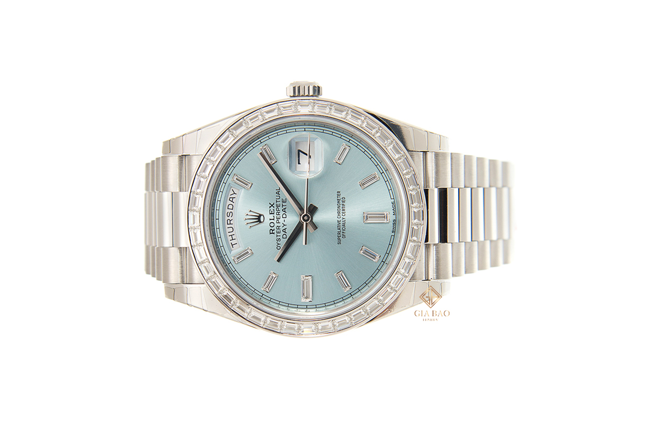 Đồng Hồ Rolex Day-Date 228394TBR Mặt Số Xanh Cọc Số Kim Cương Baguette