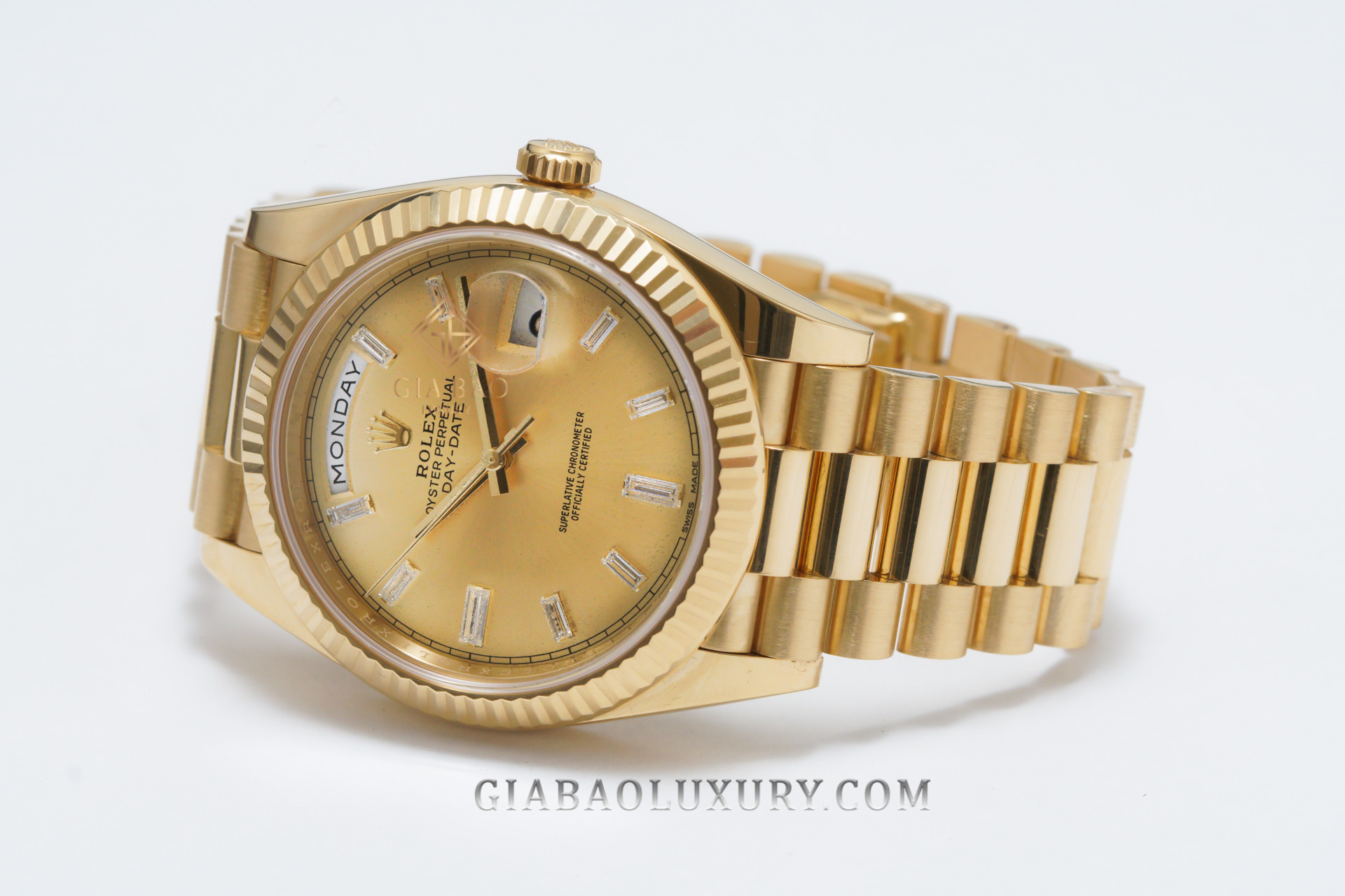Đồng Hồ Rolex Day-Date 40 228238 Mặt Số Vàng Champagne Nạm Kim Cương (Like New)