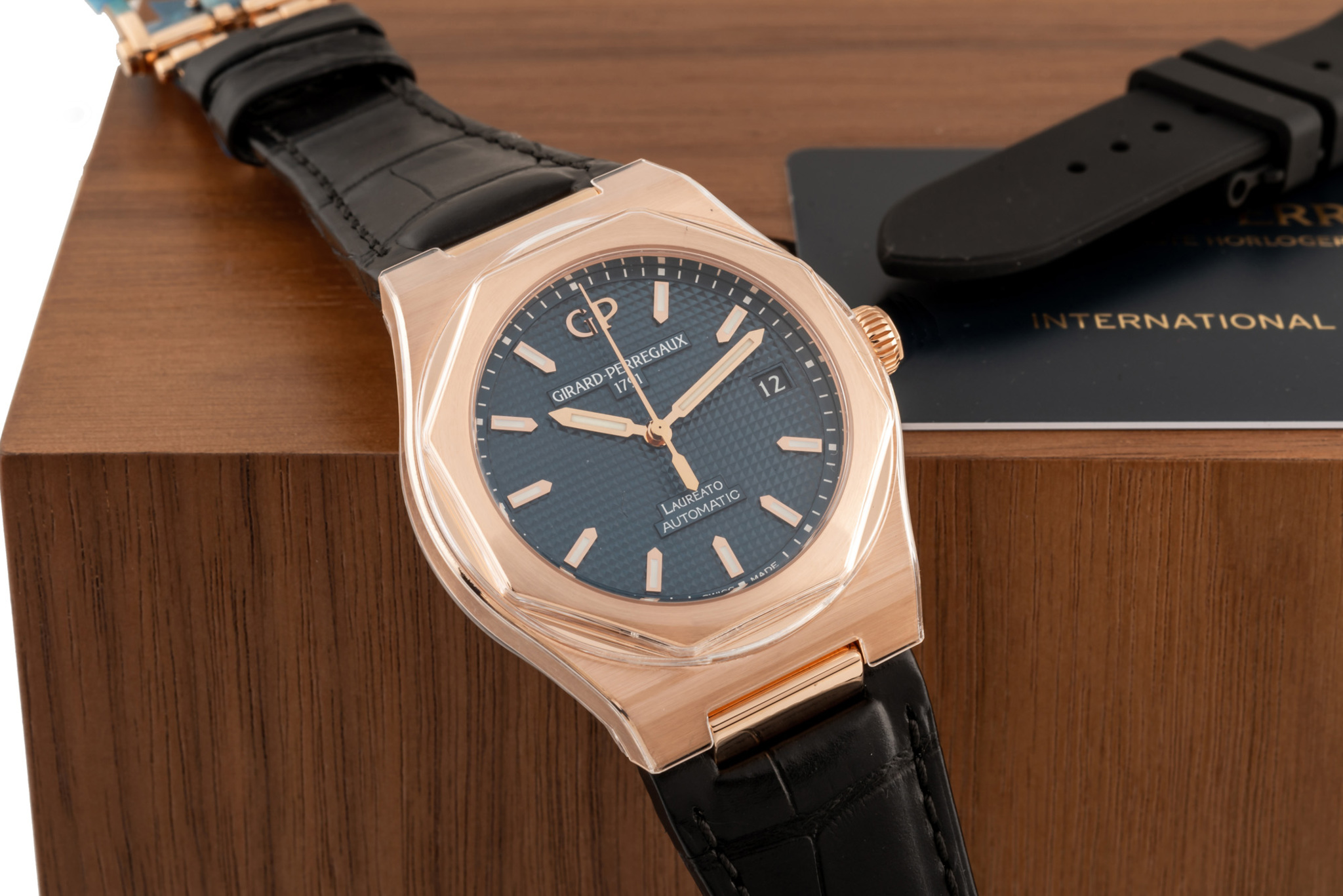 Đồng hồ Girard Perregaux Laureato 81005-52-432-BB6A