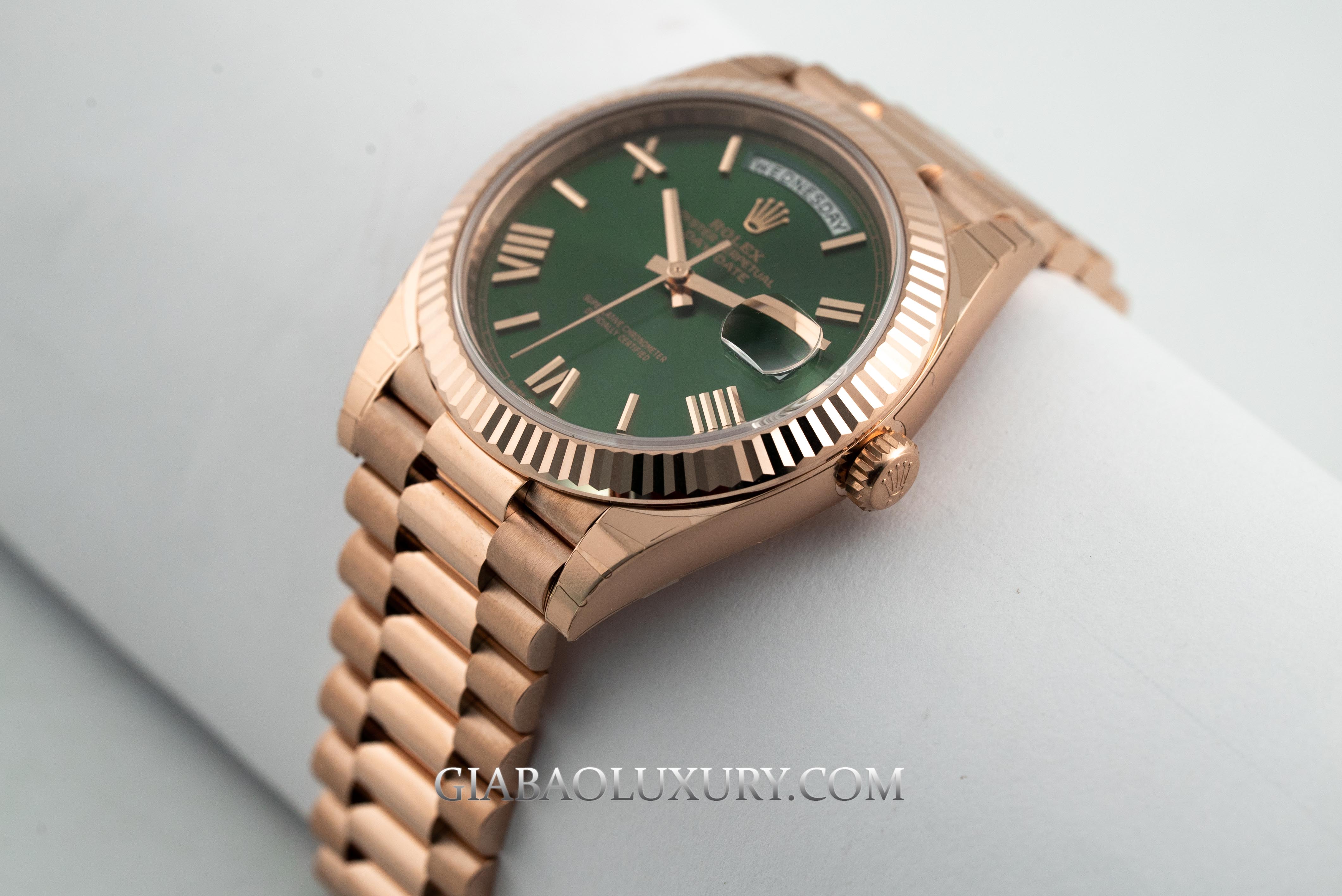 Đồng Hồ Rolex Day-Date 40 228235 Mặt Số Xanh Olive