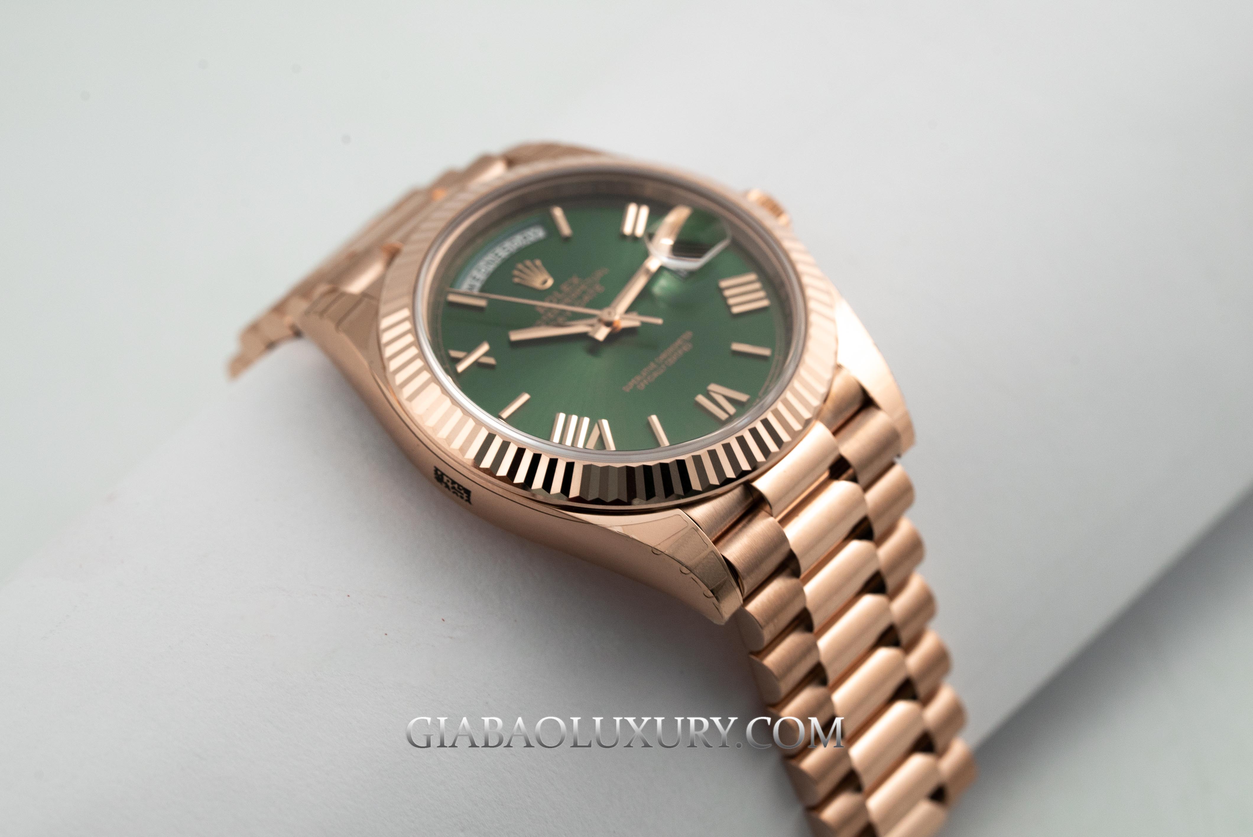 Đồng Hồ Rolex Day-Date 40 228235 Mặt Số Xanh Olive
