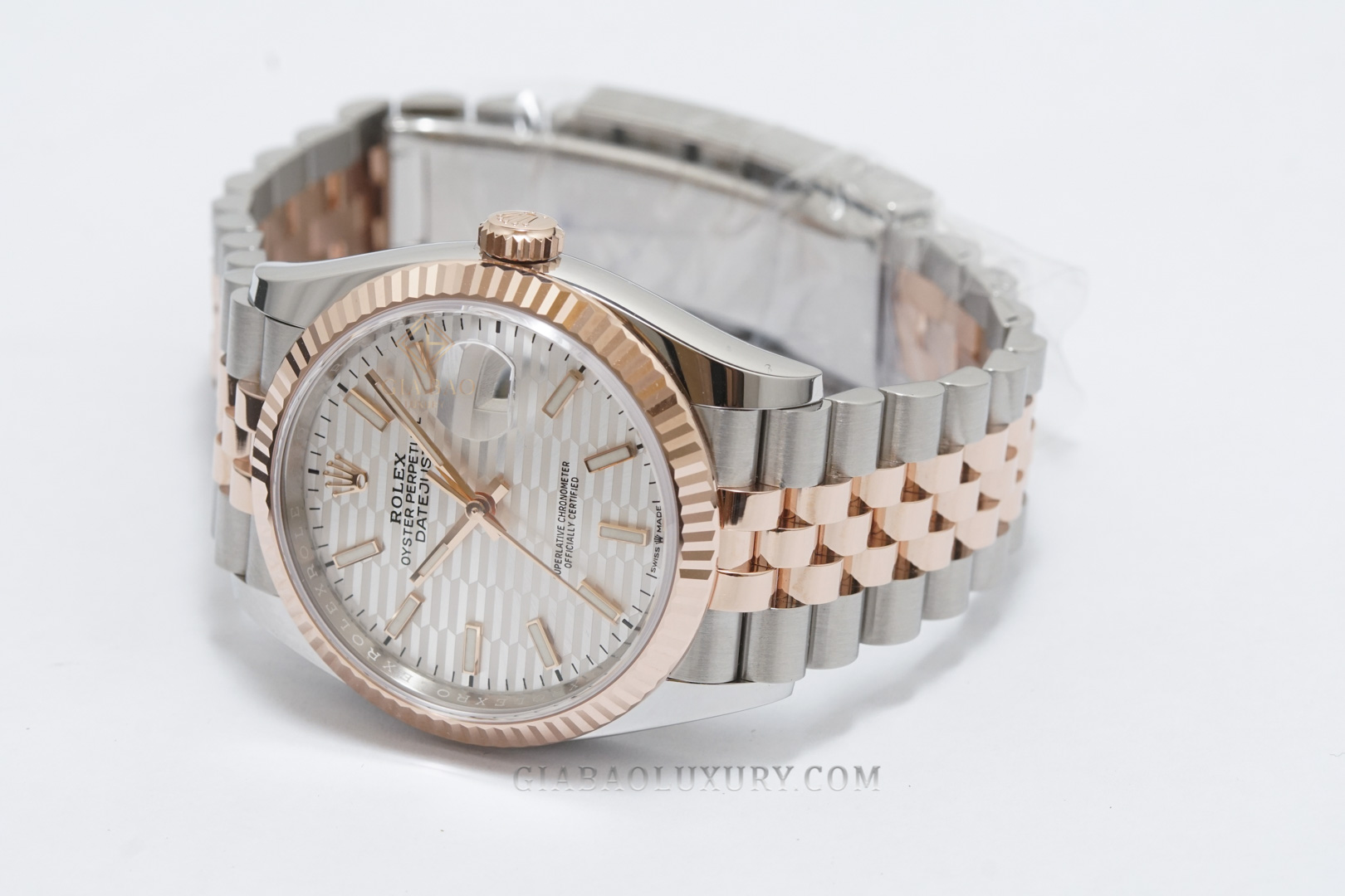 Đồng Hồ Rolex Datejust 36 126231 Mặt Số Bạc Vân Gấp Nếp Cọc Số Dạ Quang