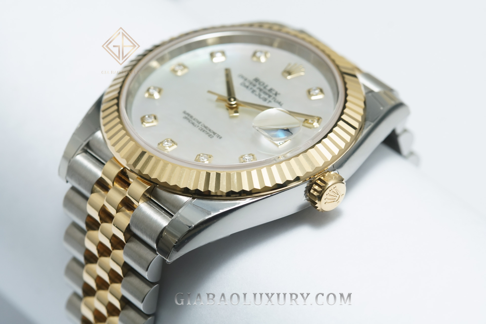 Đồng Hồ Rolex Datejust 41 126333 Mặt Số Vỏ Trai Trắng (Like New)