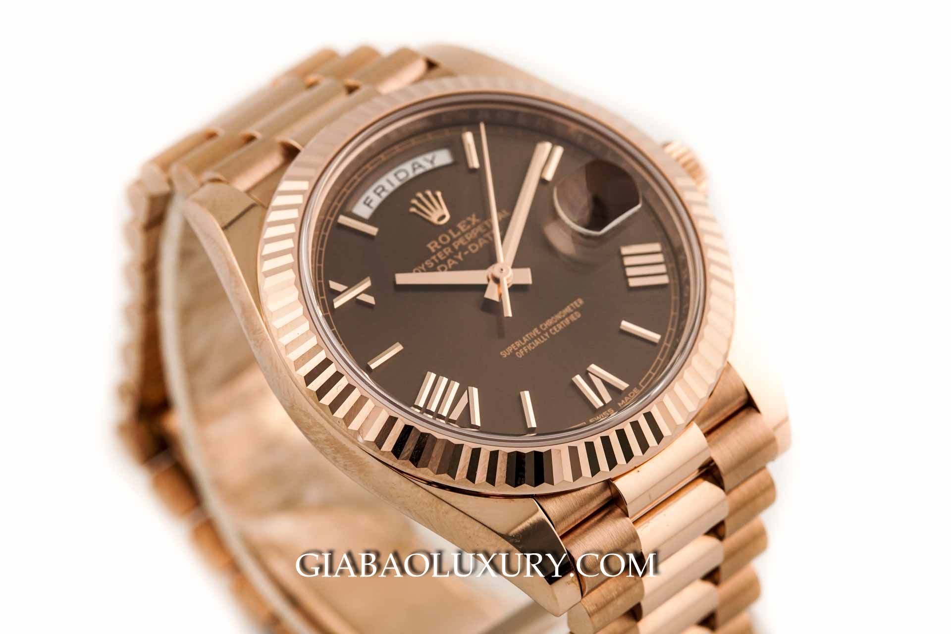 Đồng Hồ Rolex Day-Date 40 228235 Mặt Số Chocolate Cọc Số La Mã