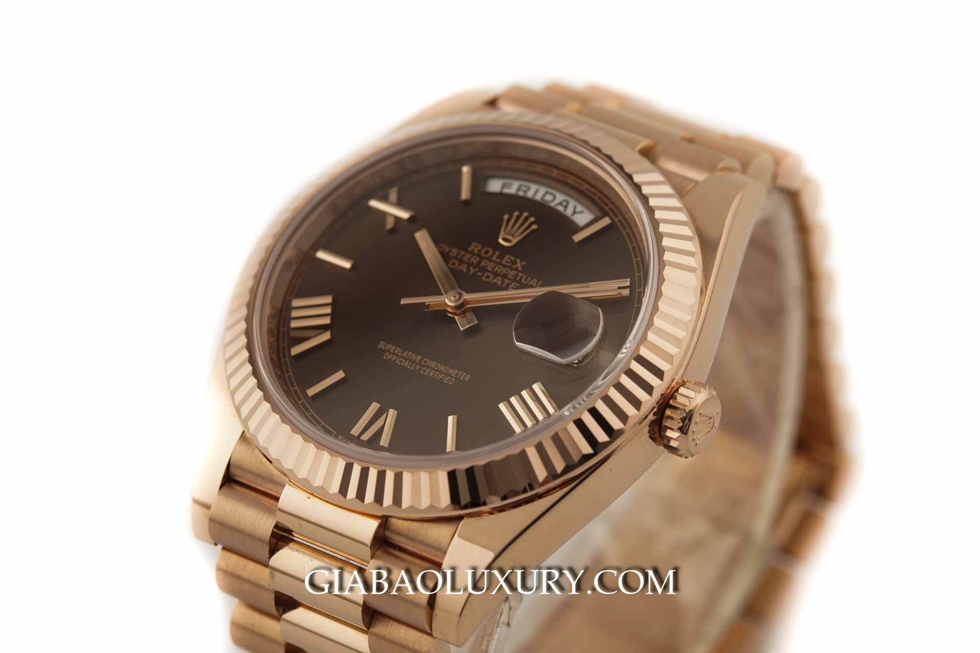 Đồng Hồ Rolex Day-Date 40 228235 Mặt Số Chocolate Cọc Số La Mã