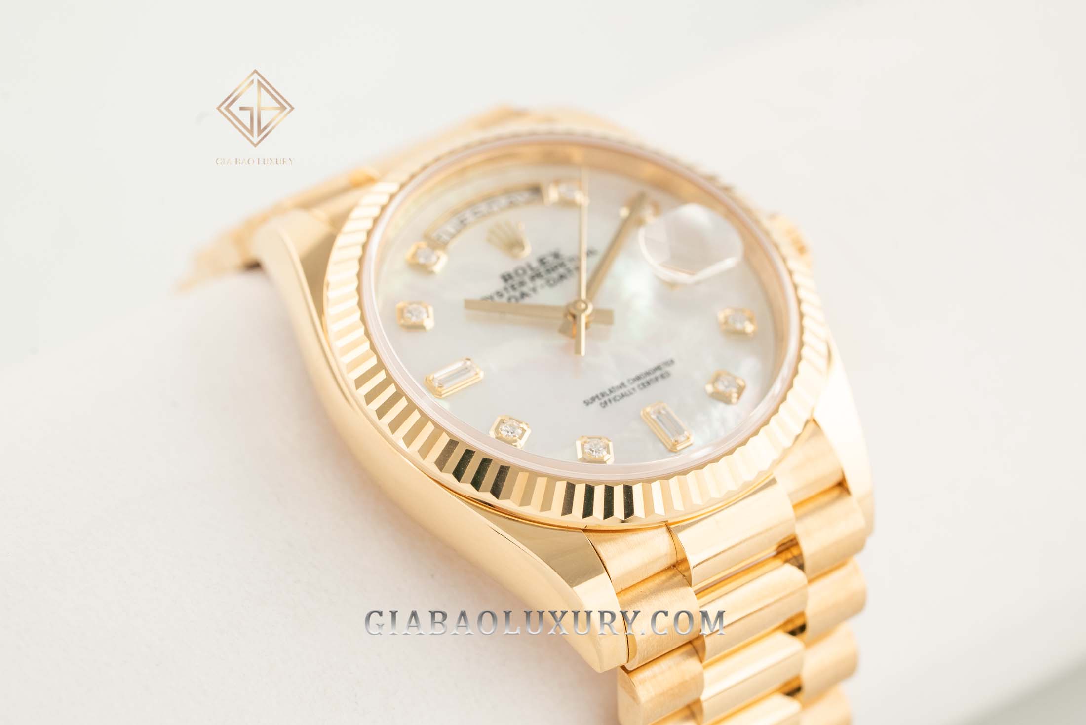 Đồng Hồ Rolex Day-Date 36 128238 Mặt Số Vỏ Trai Trắng