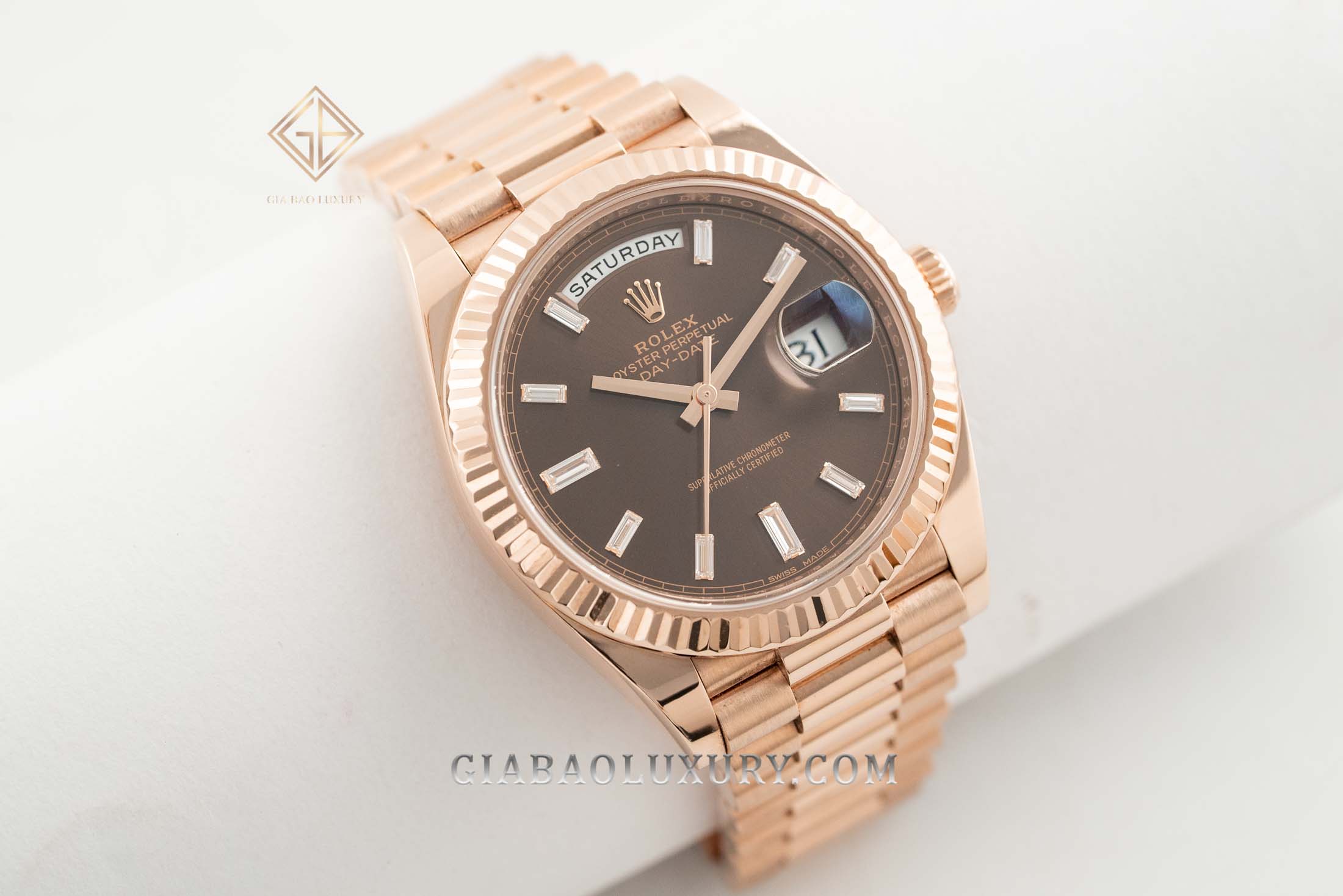 Đồng Hồ Rolex Day-Date 40 228235 Mặt Số Chocolate Nạm Kim Cương