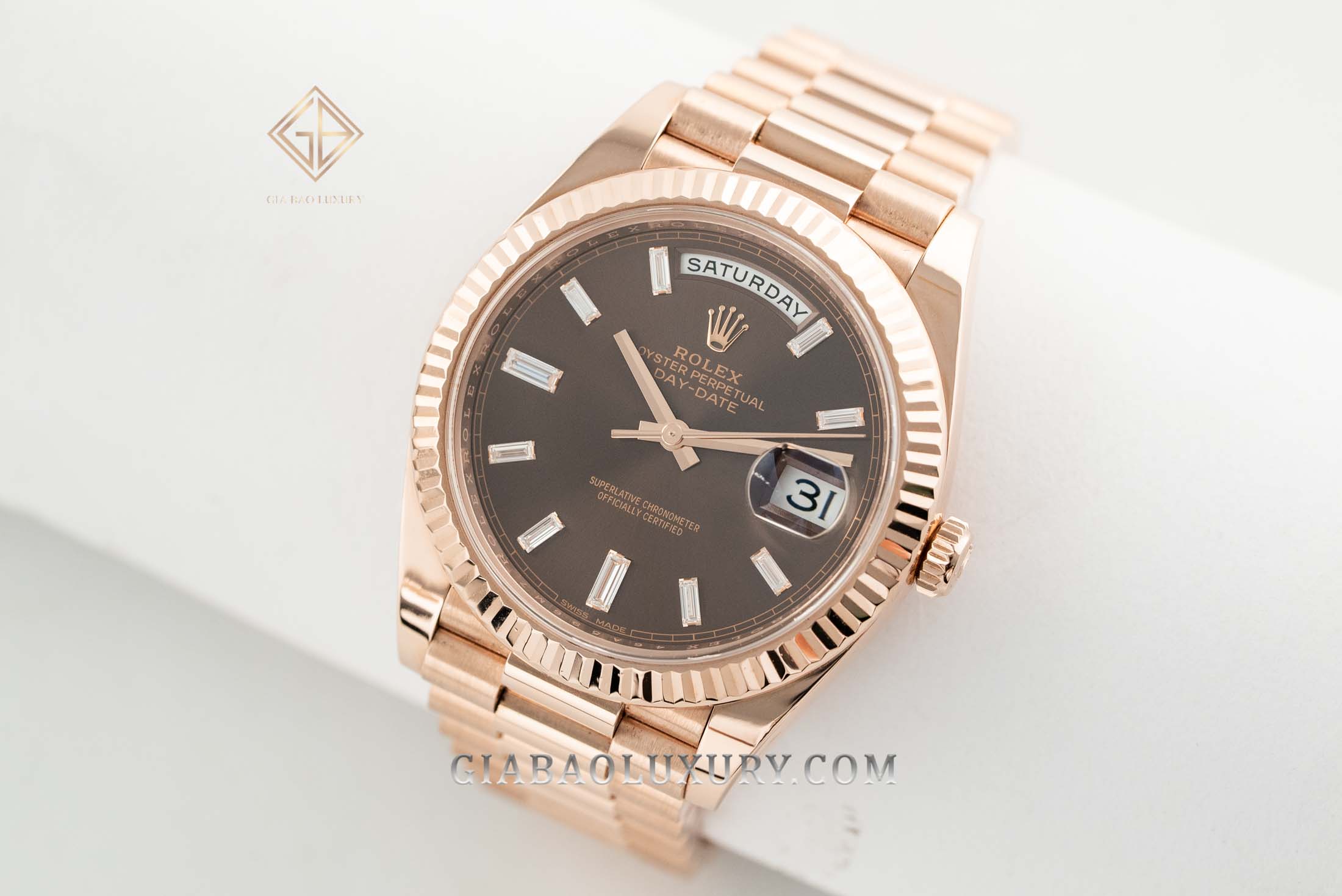 Đồng Hồ Rolex Day-Date 40 228235 Mặt Số Chocolate Nạm Kim Cương