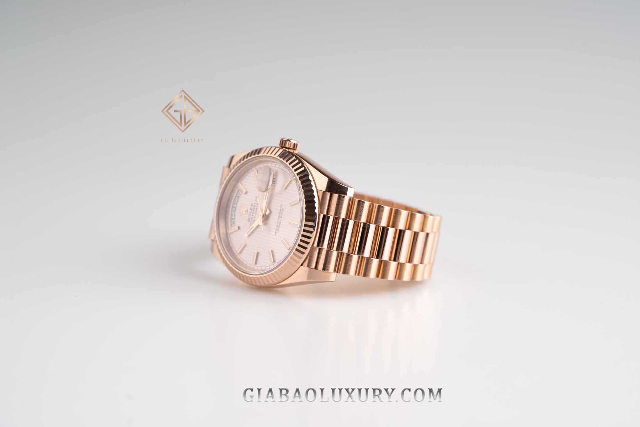 Đồng Hồ Rolex Day-Date 40 228235 Mặt Số Sundust Họa Tiết Sọc