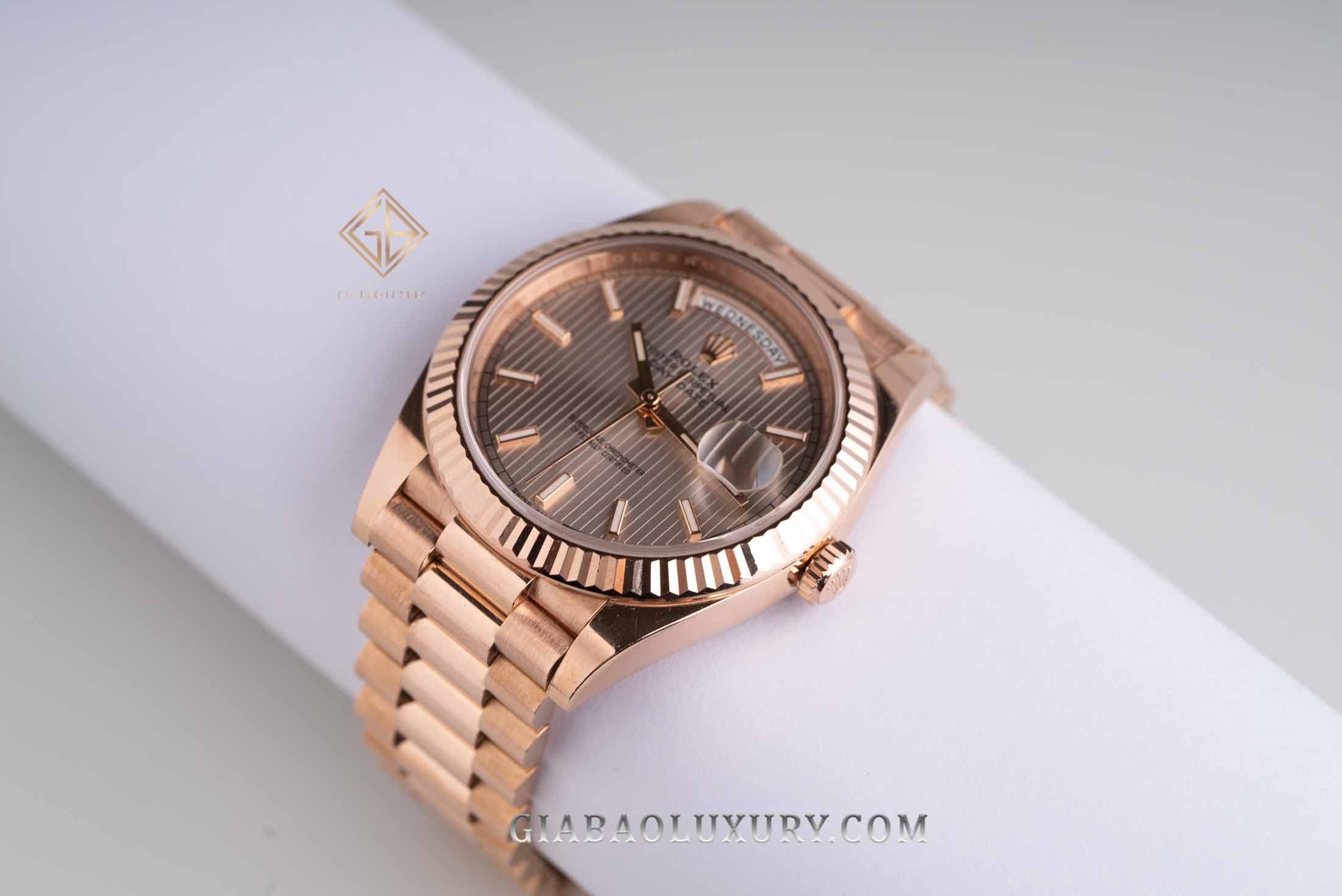 Đồng Hồ Rolex Day-Date 40 228235 Mặt Số Sundust Họa Tiết Sọc