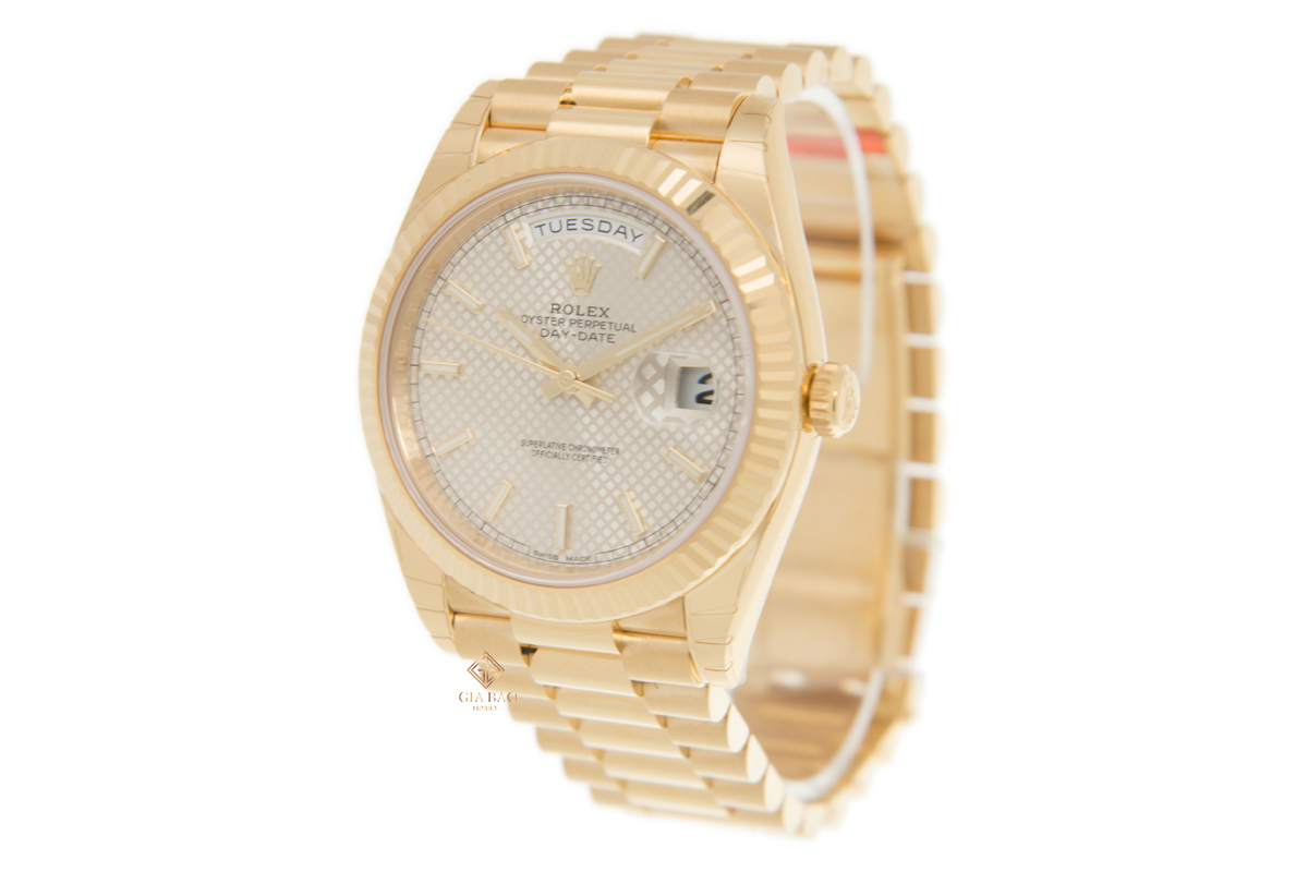 Đồng Hồ Rolex Day-Date 40 228238 Mặt Số Bạc Họa Tiết Chéo
