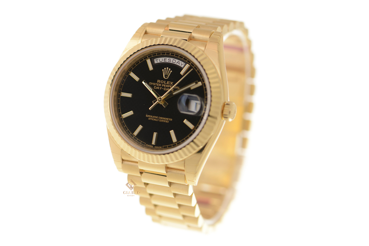 Đồng Hồ Rolex Day-Date 40 228238 Mặt Số Đen Họa Tiết Chéo
