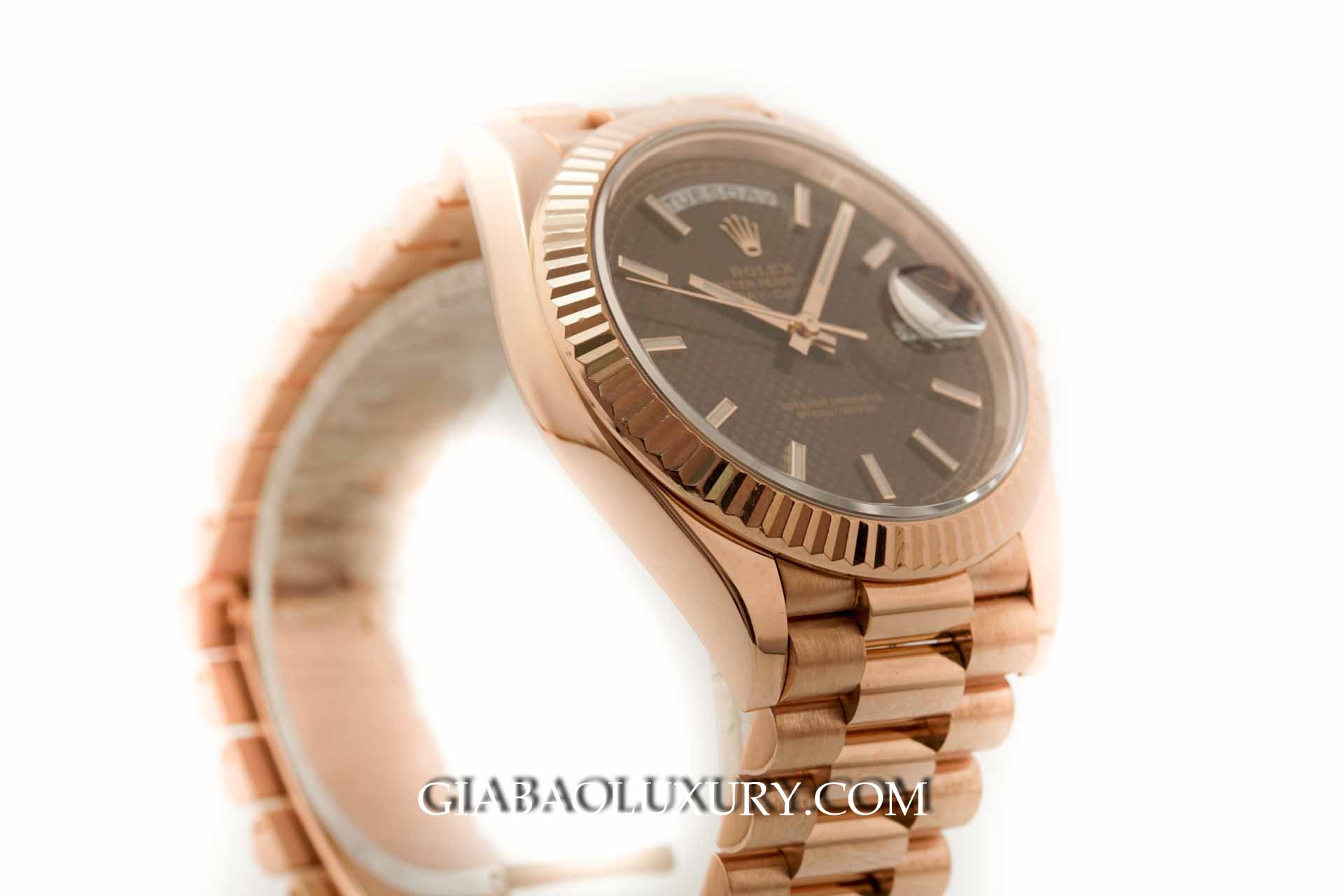 Đồng Hồ Rolex Day-Date 40 228235 Mặt Số Chocolate Họa Tiết Chéo