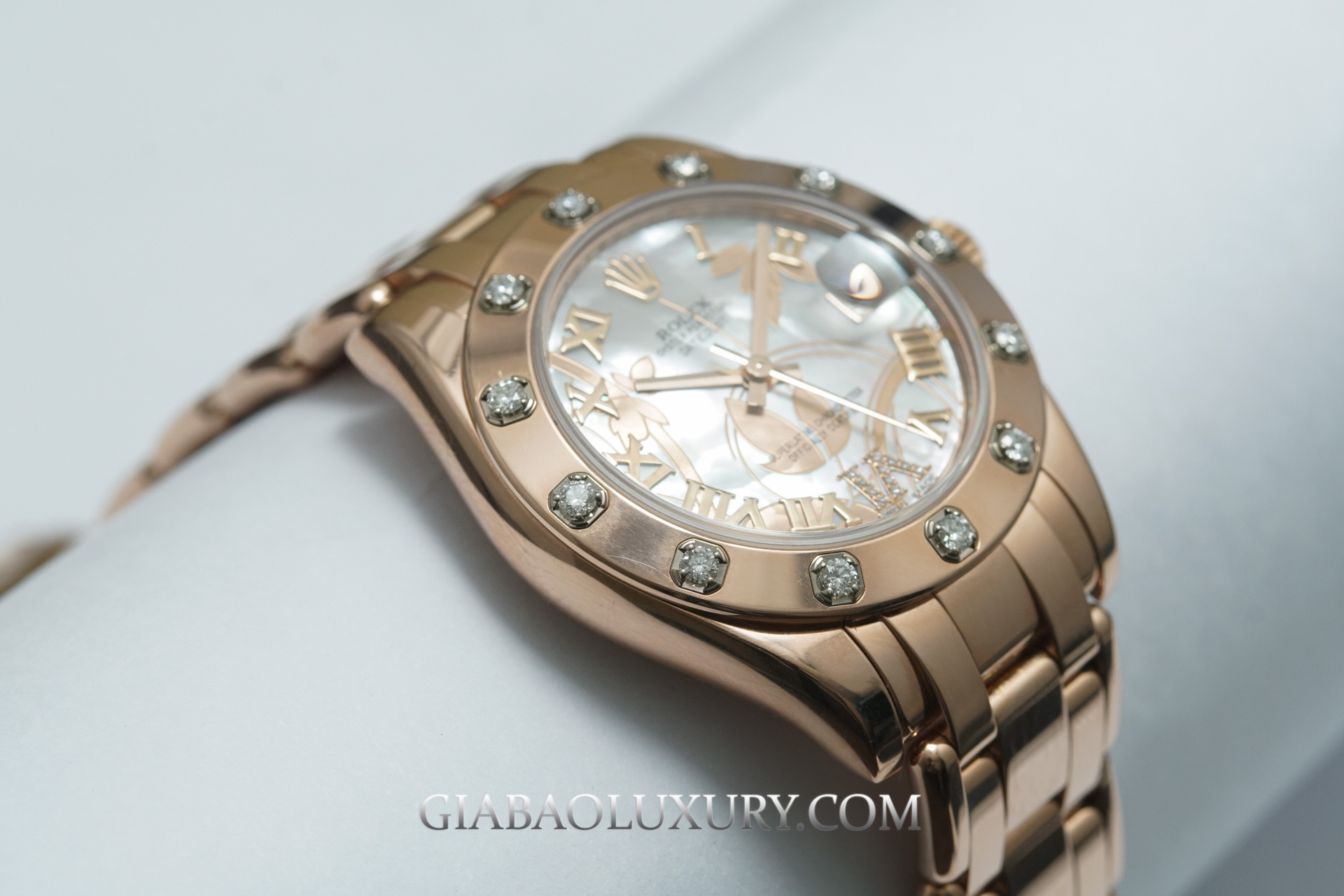 Đồng Hồ Rolex Pearlmaster 34 81315 Mặt Số Vỏ Trai Trắng Họa Tiết Hoa