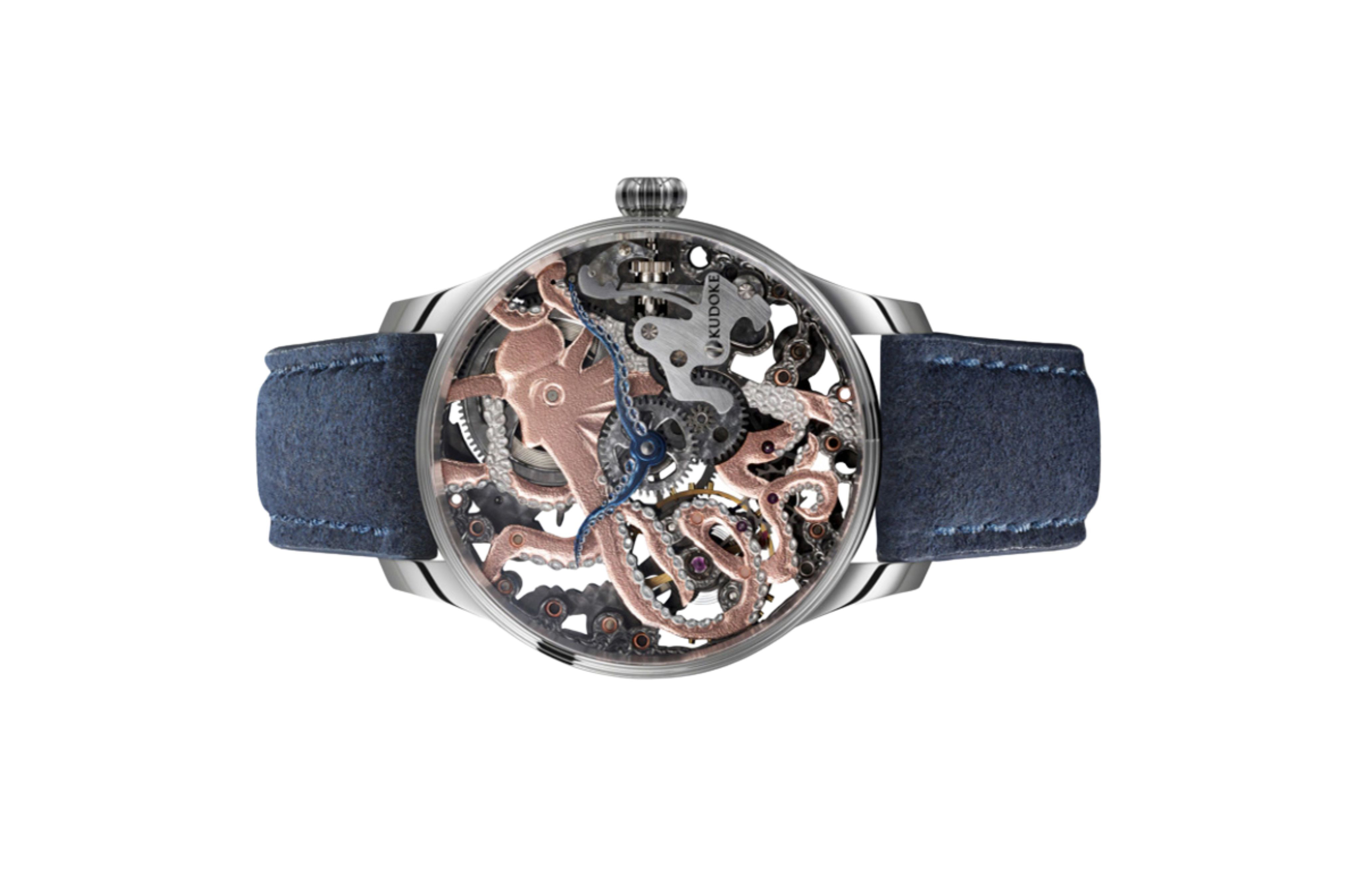 Đồng hồ đeo tay KUDOKE KudOktopus, S/N: 0070, máy lên dây cót tay, bộ máy mạ vàng mạ rhodium, mặt số chạm khắc hình bạch tuột, vỏ thép không gỉ, size 41mm, dây da bò size M, hàng mới 100%