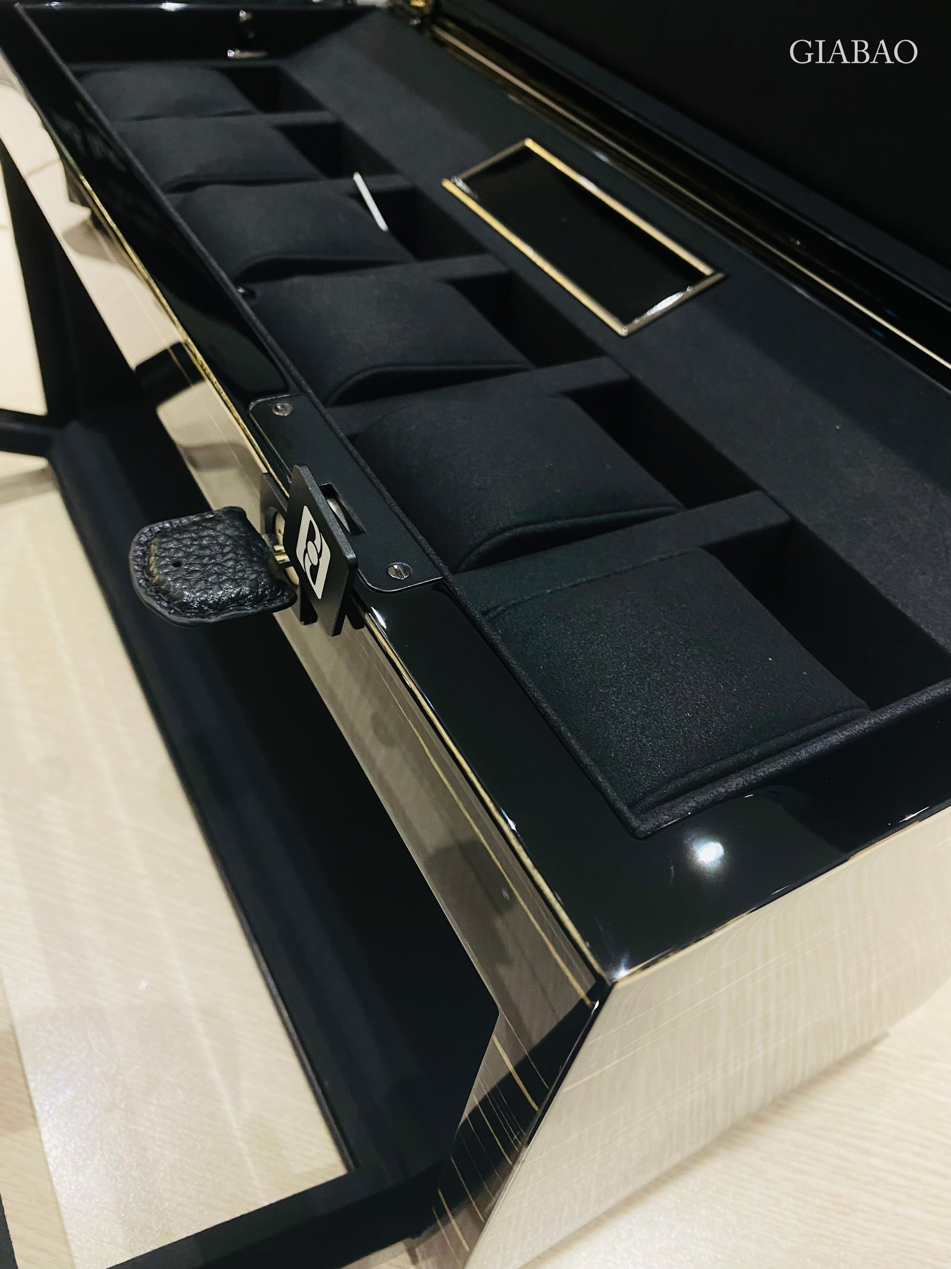 Máy xoay đồng hồ đeo tay Paul Design Gentlemen 4+6, chất liệu bằng gỗ ép công nghiệp đã qua xử lý nhiệt từ gỗ bạch đàn trắng + vải nỉ + kính, dùng điện DC5V-1A, kích thước (45.7x19x24.5)cm, hiệu Paul Design, mới 100%