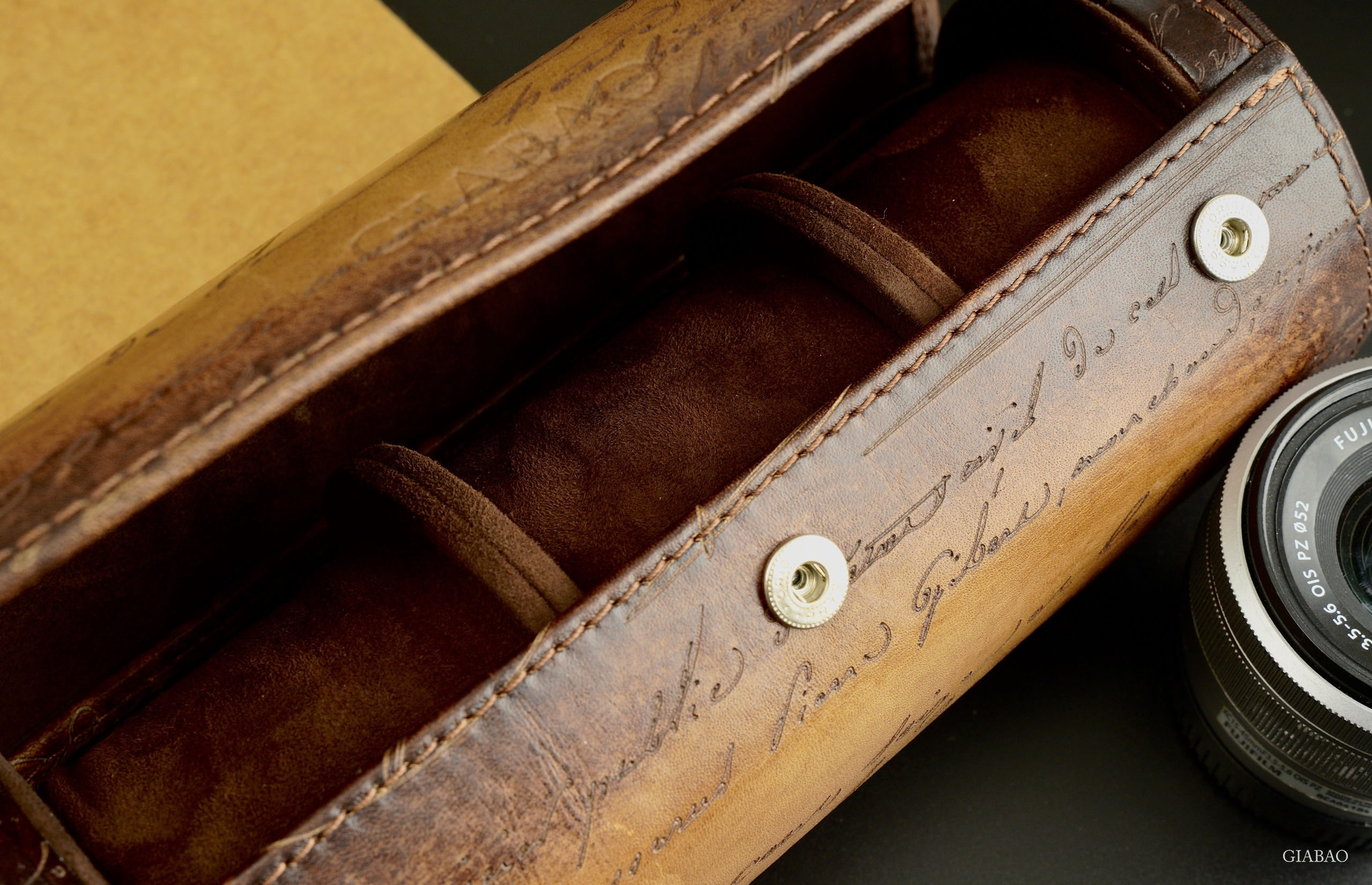 Hộp đựng đồng hồ ARAS,chất liệu da bò nâu vàng patina, hiệu: BOSPHORUS LEATHER, kích thước 22.5cm X 10cm X 7.5cm dùng cho 03 đồng hồ, mới 100%
