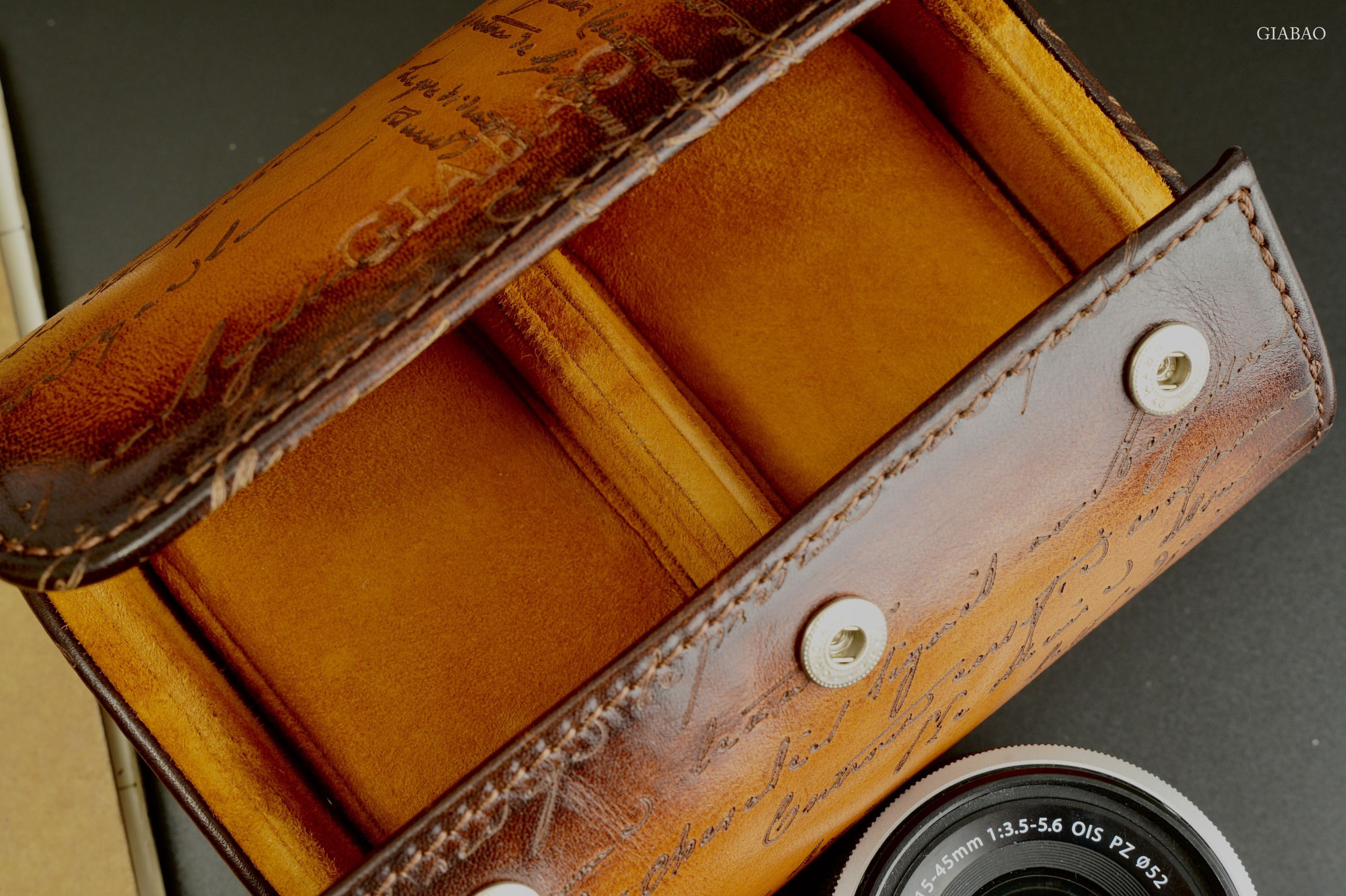 Hộp đựng đồng hồ GALATA, chất liệu da bò màu nâu vàng patina, hiệu: BOSPHORUS LEATHER, kích thước 15.5cm X 10cm X 7.5cm, dùng cho 02 đồng hồ, mới 100%