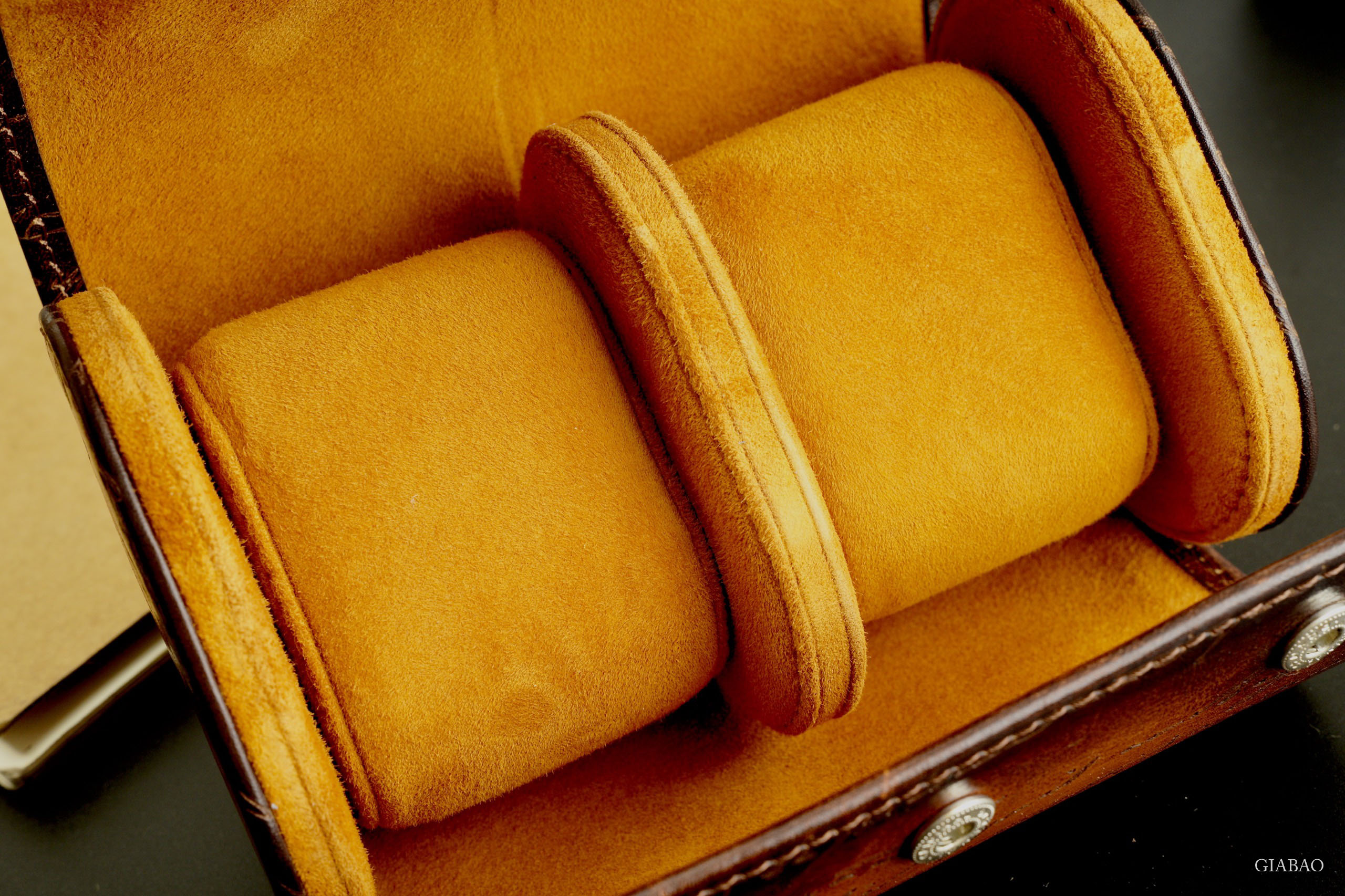 Hộp đựng đồng hồ GALATA, chất liệu da bò màu nâu vàng patina, hiệu: BOSPHORUS LEATHER, kích thước 15.5cm X 10cm X 7.5cm, dùng cho 02 đồng hồ, mới 100%