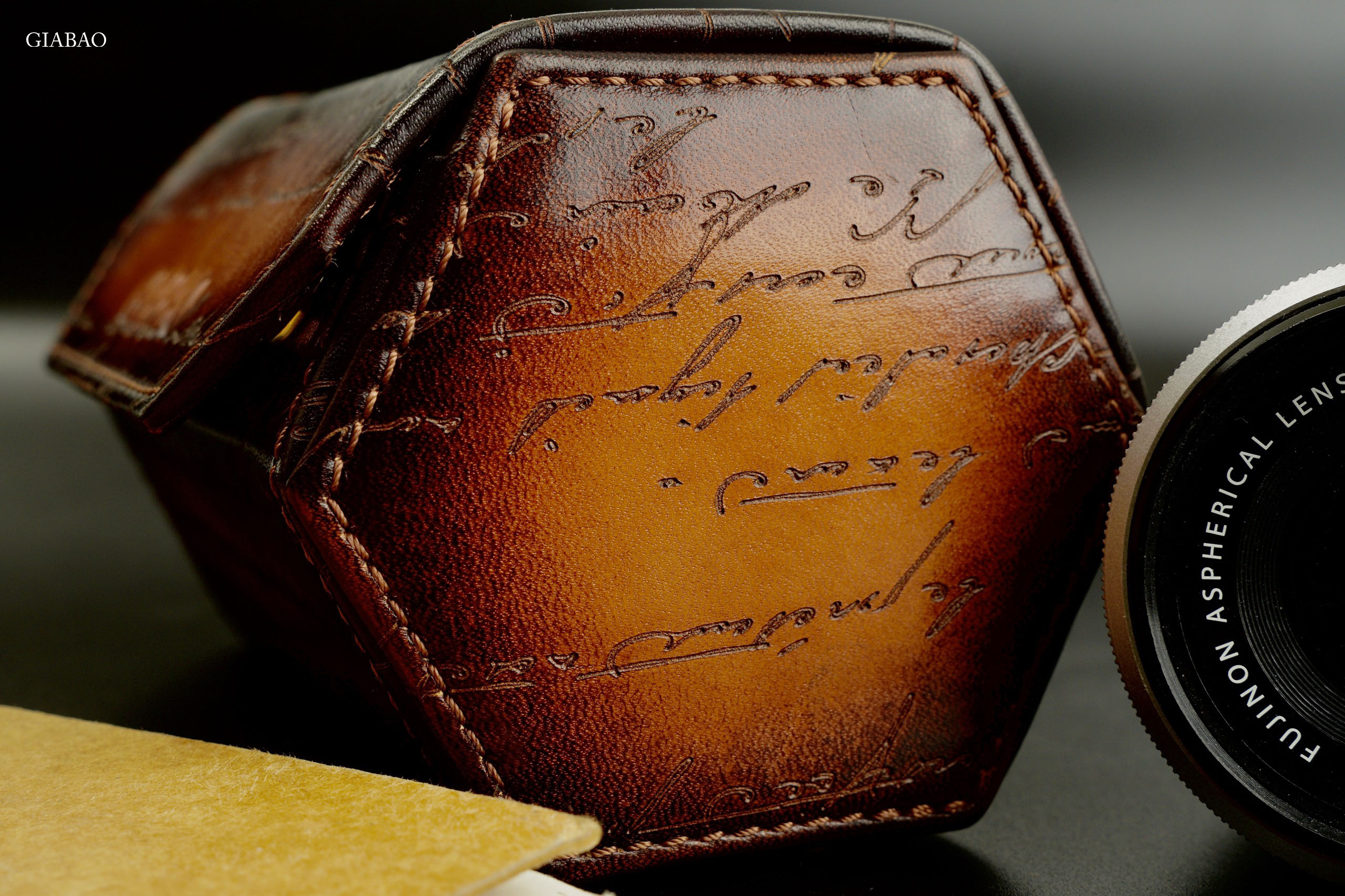 Hộp đựng đồng hồ HEXAGON, chất liệu da bò nâu vàng patina, hiệu: BOSPHORUS LEATHER, kích thước 15.5cm X 10cm X 7.5cm, dùng cho 02 đồng hồ, mới 100%