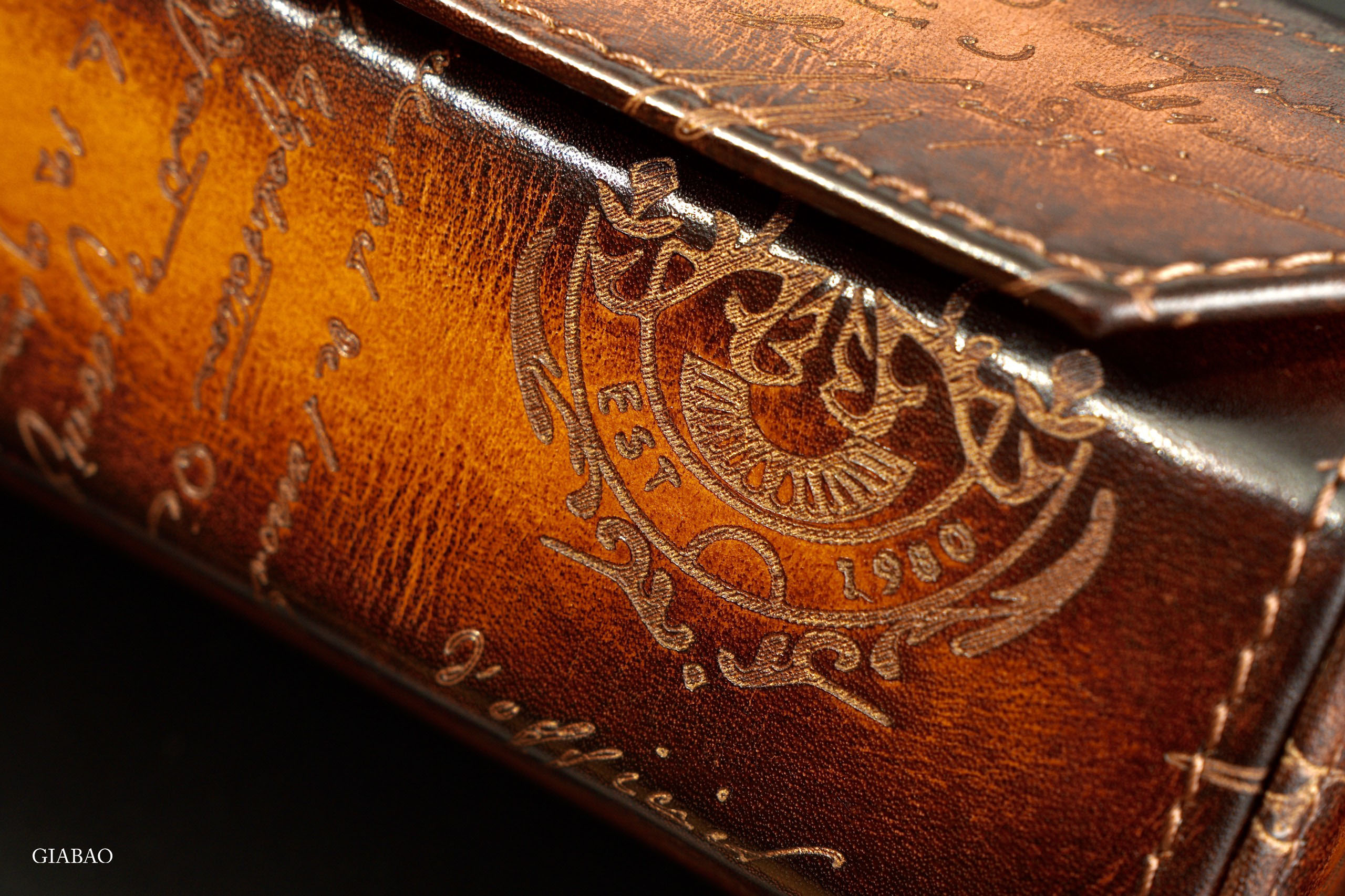 Hộp đựng đồng hồ HEXAGON, chất liệu da bò nâu vàng patina, hiệu: BOSPHORUS LEATHER, kích thước 22.5cm X 10cm X 7.5cm, dùng cho 03 đồng hồ, mới 100%