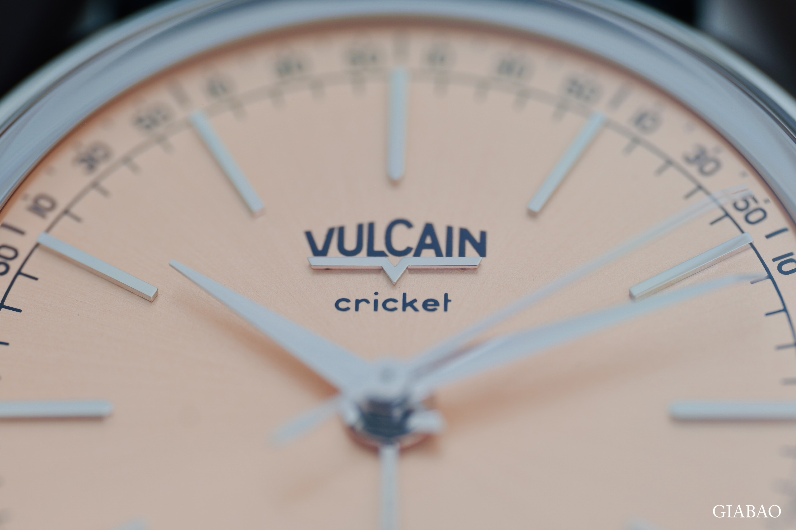 Đồng hồ đeo tay thương hiệu Vulcain, dòng sản phẩm Cricket President, Ref no: 100273A80.BAC201, mặt số màu cá hồi size 39mm, máy lên cót tay, vỏ đồng hồ thép không gỉ 316L, dây da bê màu đen, mới 100%