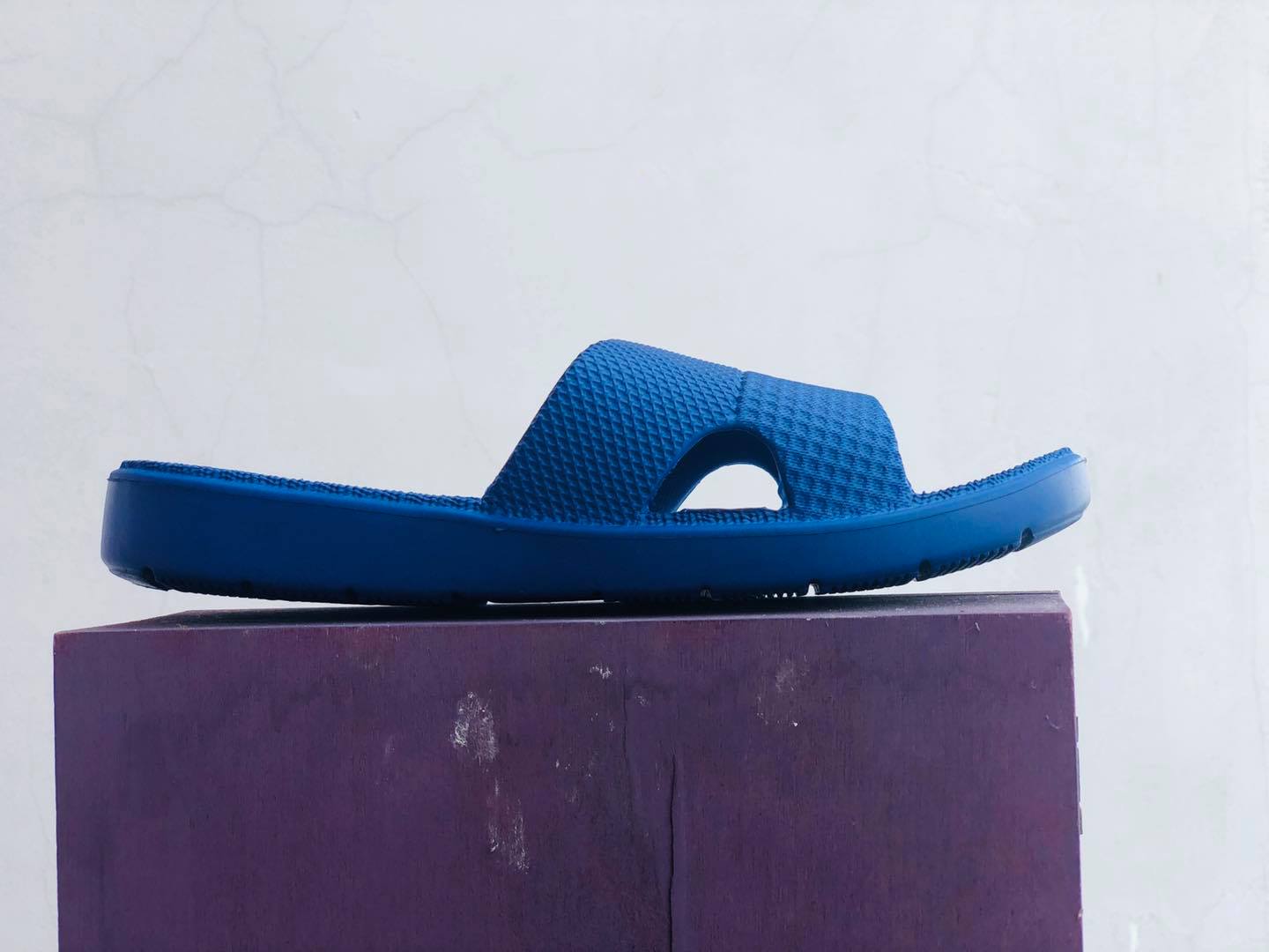 Dép đúc nguyên khối siêu nhẹ