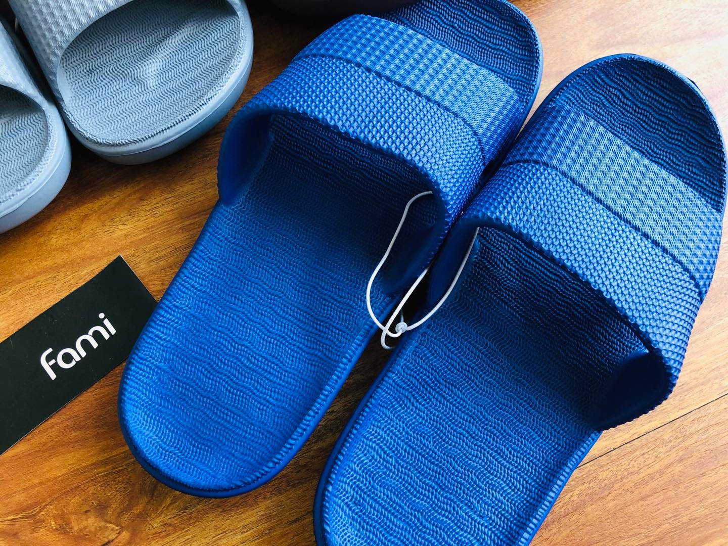 Dép đúc nguyên khối siêu nhẹ