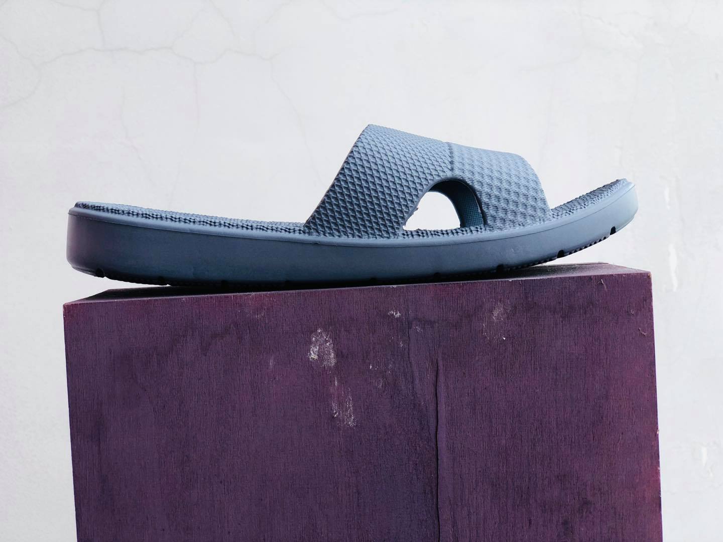 Dép đúc nguyên khối siêu nhẹ