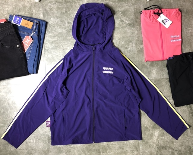 Áo khoác gió 1 lớp có in họa tiết phía sau lưng