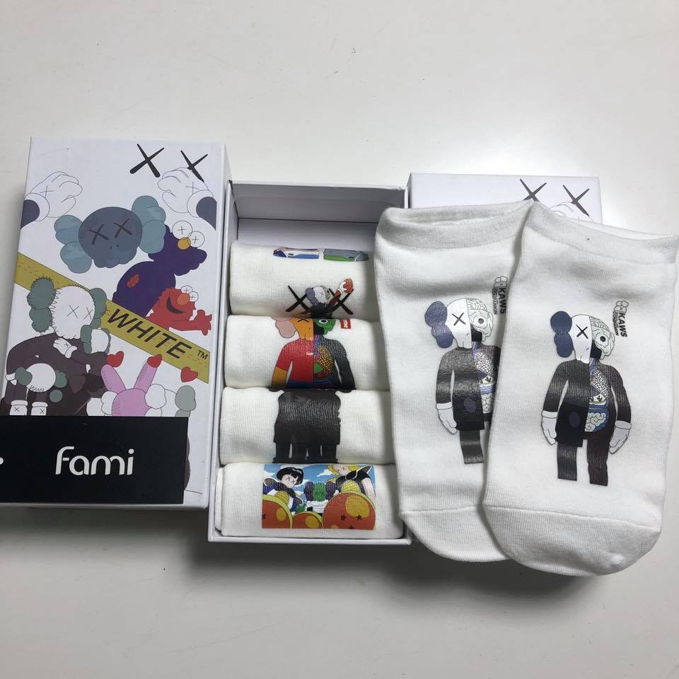 Vớ kaws