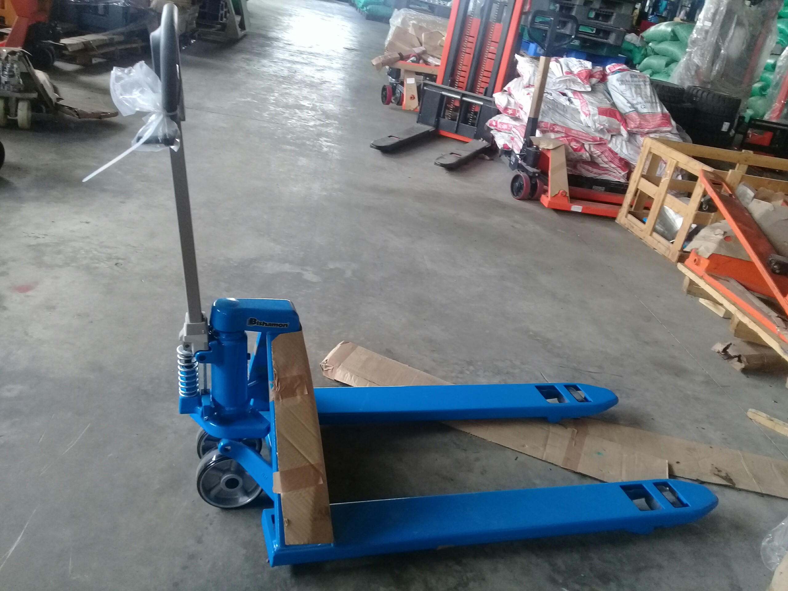 xe nâng tay Bishamon 2,5 tấn
