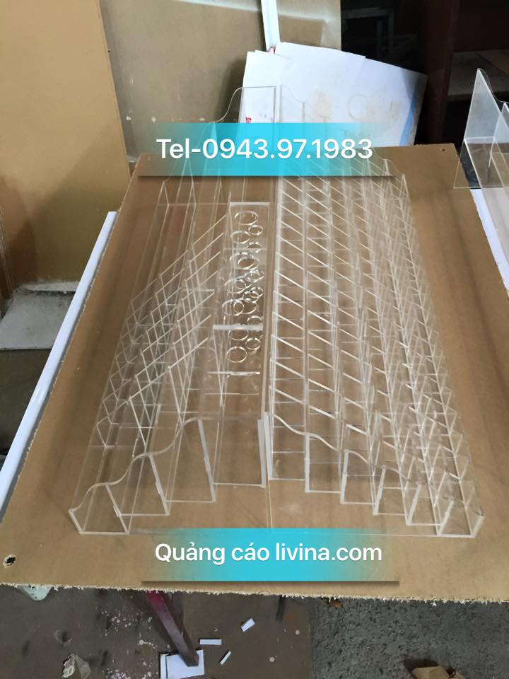 Gia công kệ mica trưng bày