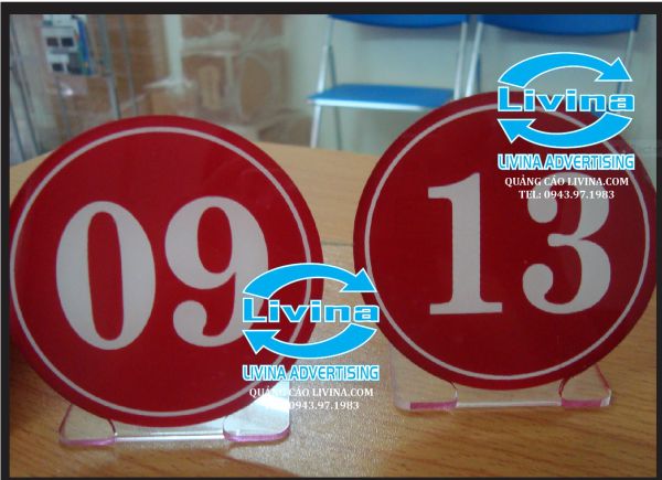Biển số bàn mica trong chữ A
